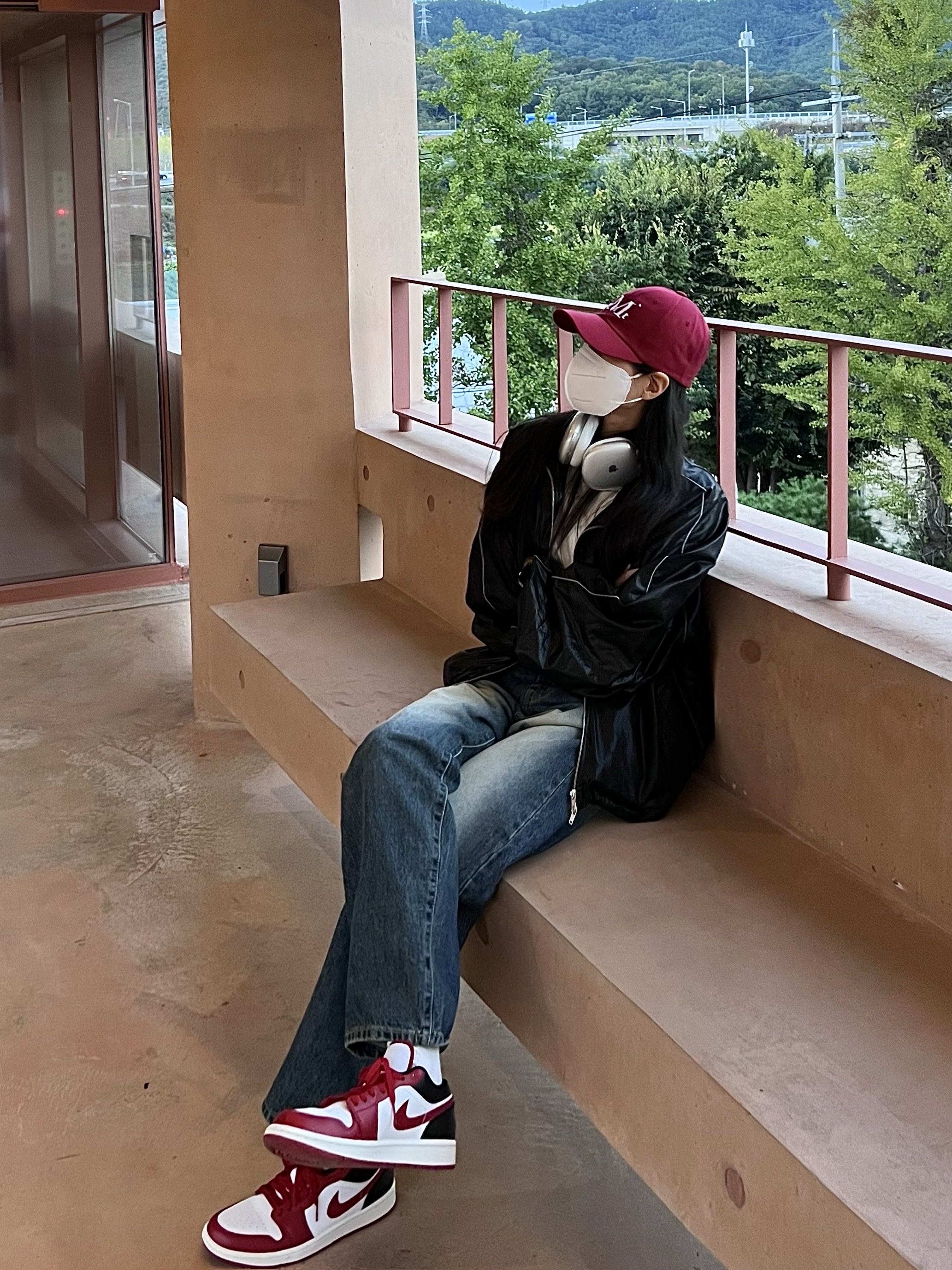 (W) Jordan 1 Low White Gym Red, Apple AirPods Max Lightning Silver (Korean Ver.) 착용 스타일 - 4
