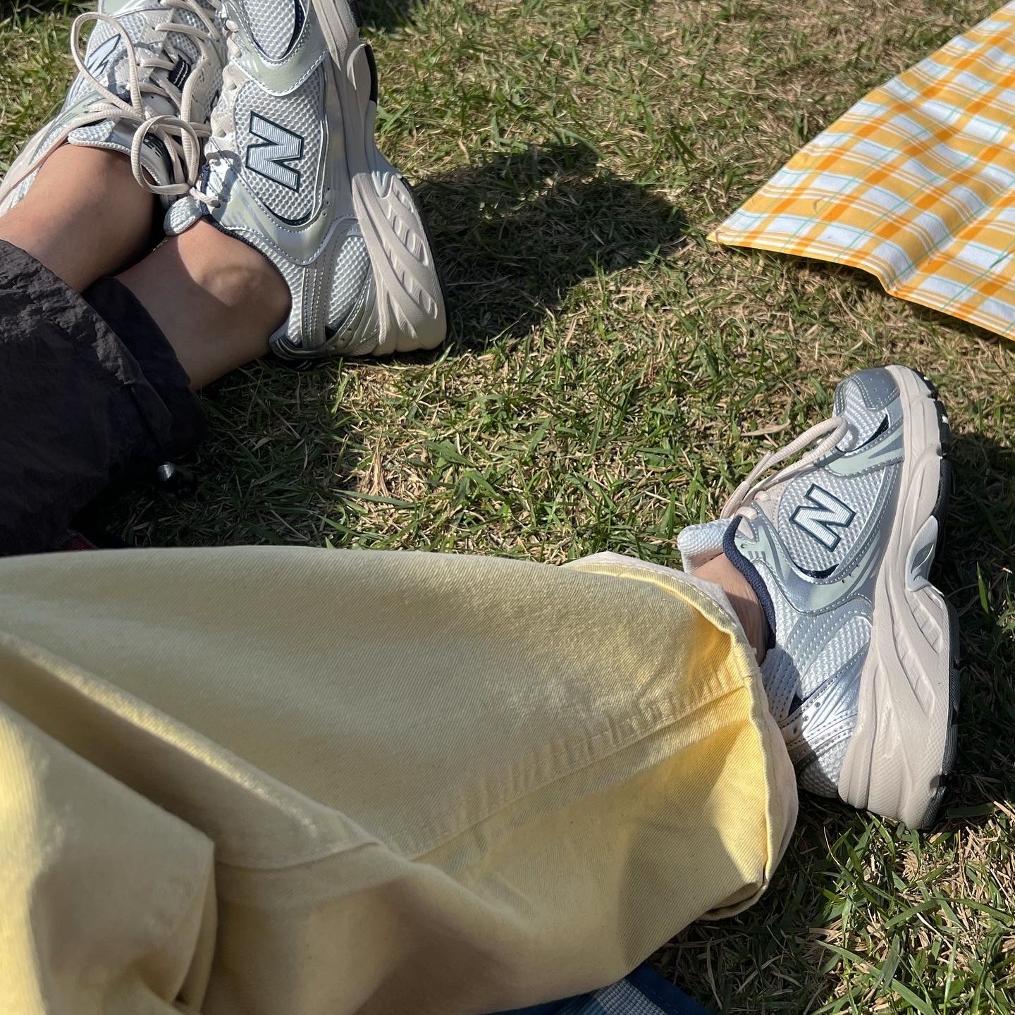Our Legacy Deja Vu Print Base Sweat Green, New Balance 530 Steel Grey 착용 스타일 - 4