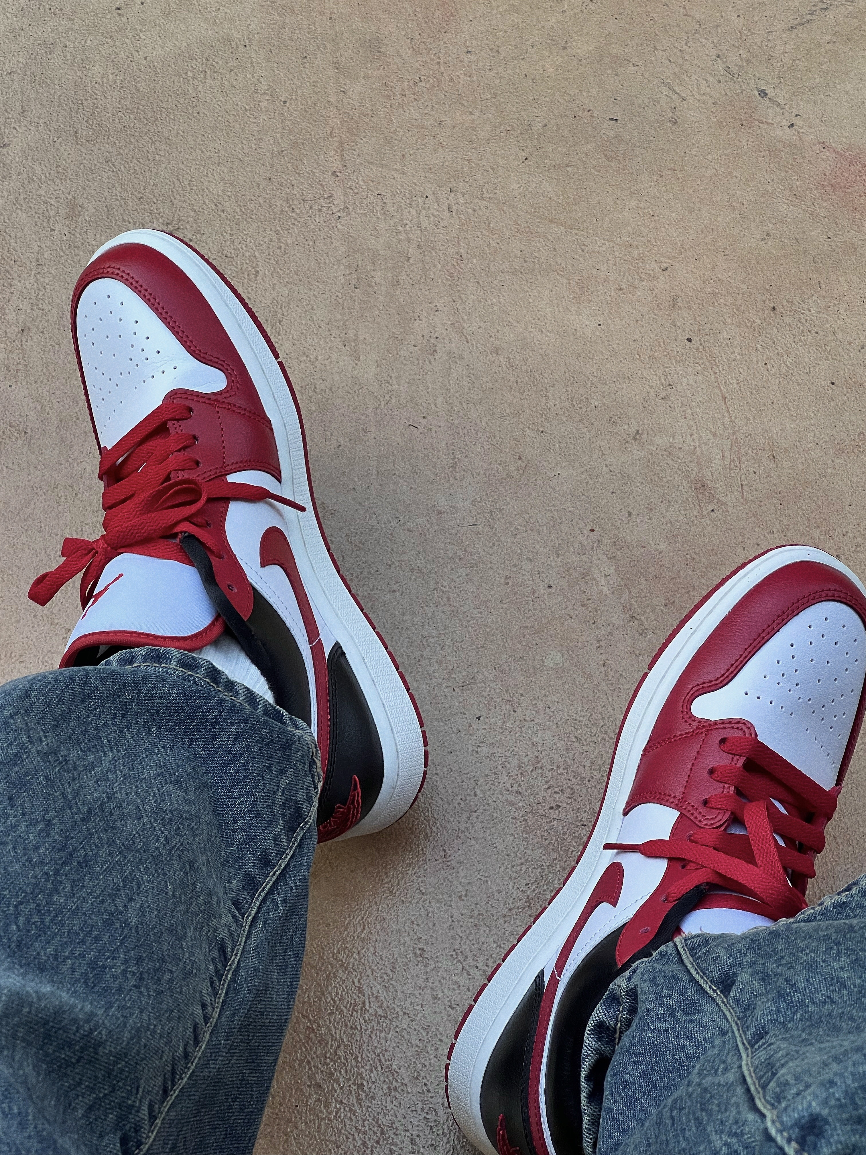 (W) Jordan 1 Low White Gym Red, Apple AirPods Max Lightning Silver (Korean Ver.) 착용 스타일 - 2