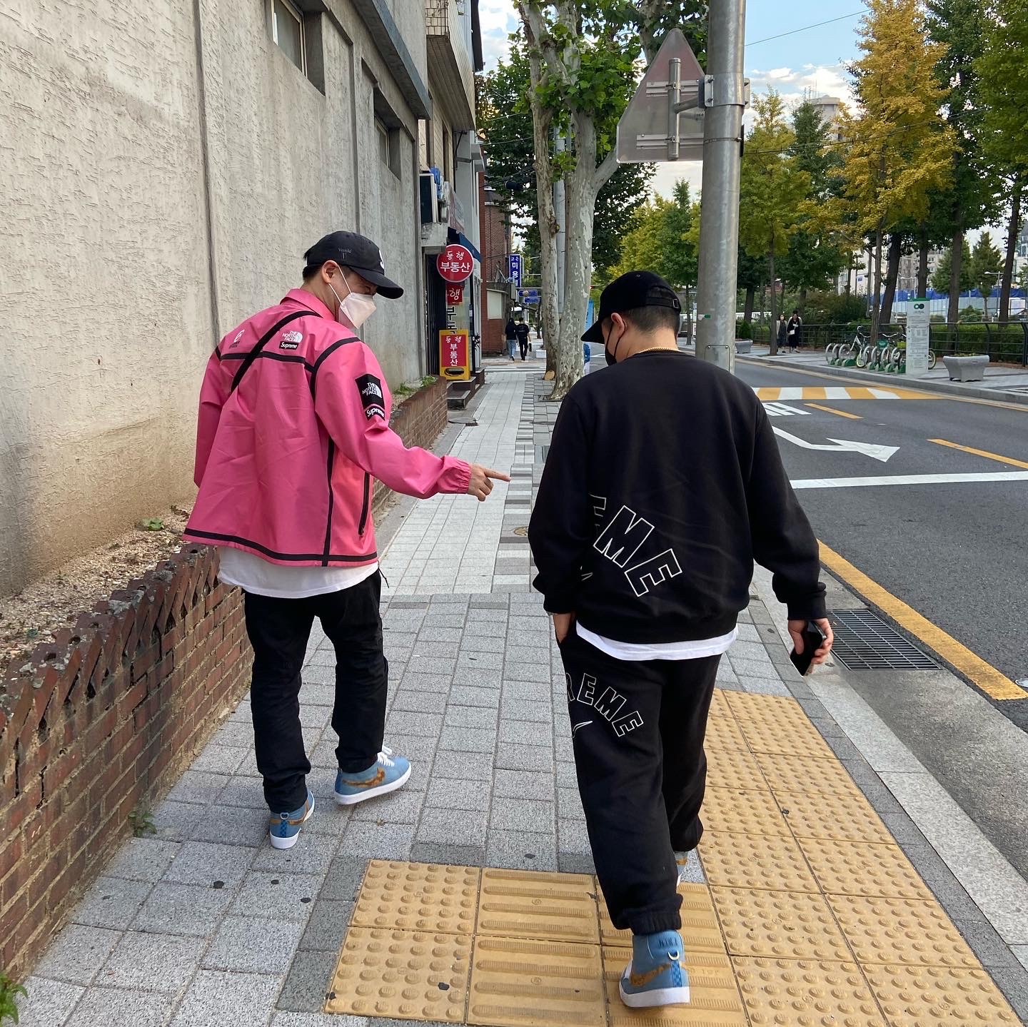 Supreme x The North Face Summit Series Outer Tape Seam Coaches Jacket Pink - 21SS, Stone Island 303WA Brushed Cotton Canvas Garment Dyed Cargo Pants Black - 22SS 착용 스타일