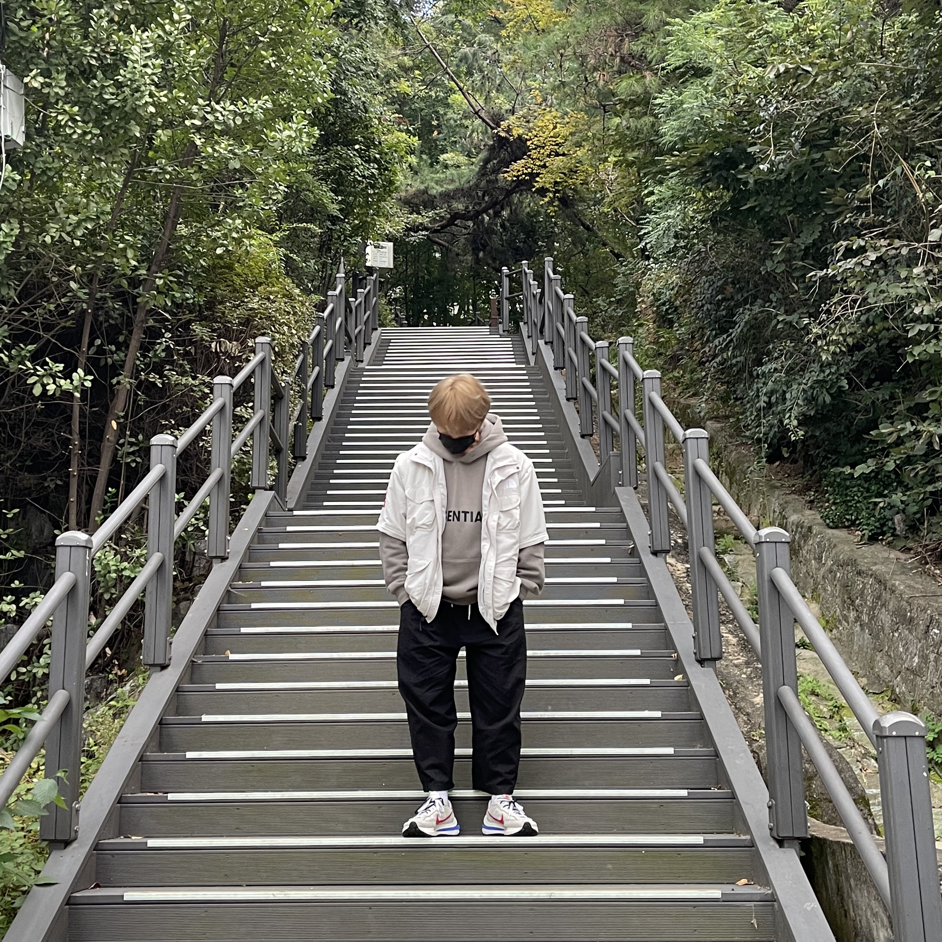 Nike x Sacai VaporWaffle Royal Fuchsia, Supreme x The North Face Trekking Convertible Jacket Stone - 22SS 착용 스타일 - 3