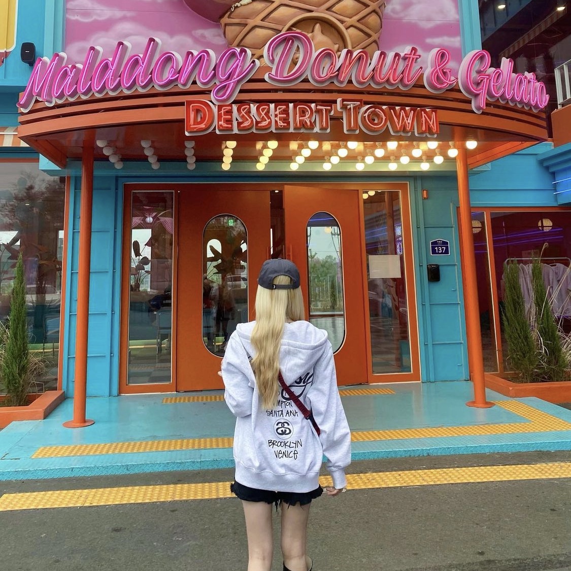 Stussy World Tour Zip Hoodie Ash Heather 2021, Stussy Stock 8 Ball Low Pro Cap Dark Grey 착용 스타일 - 1