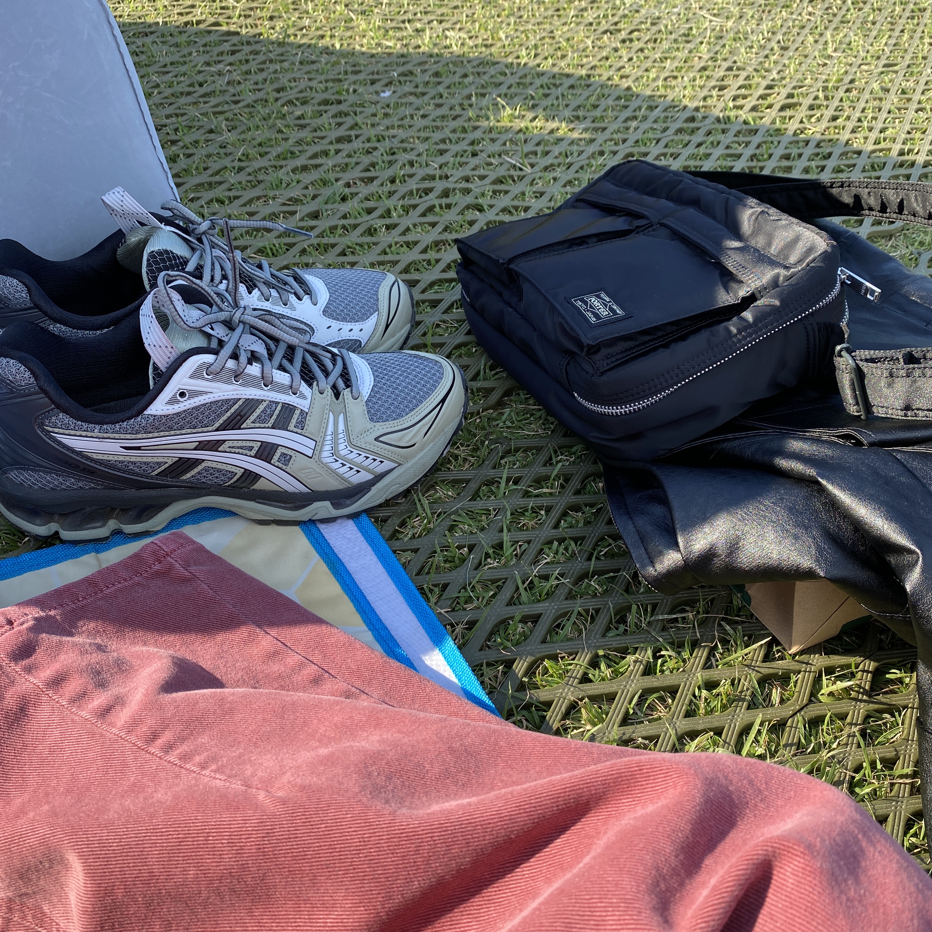 Asics UB1-S Gel-Kayano 14 Piedmont Grey, Porter Tanker Shoulder Bag S Black 착용 스타일 - 3