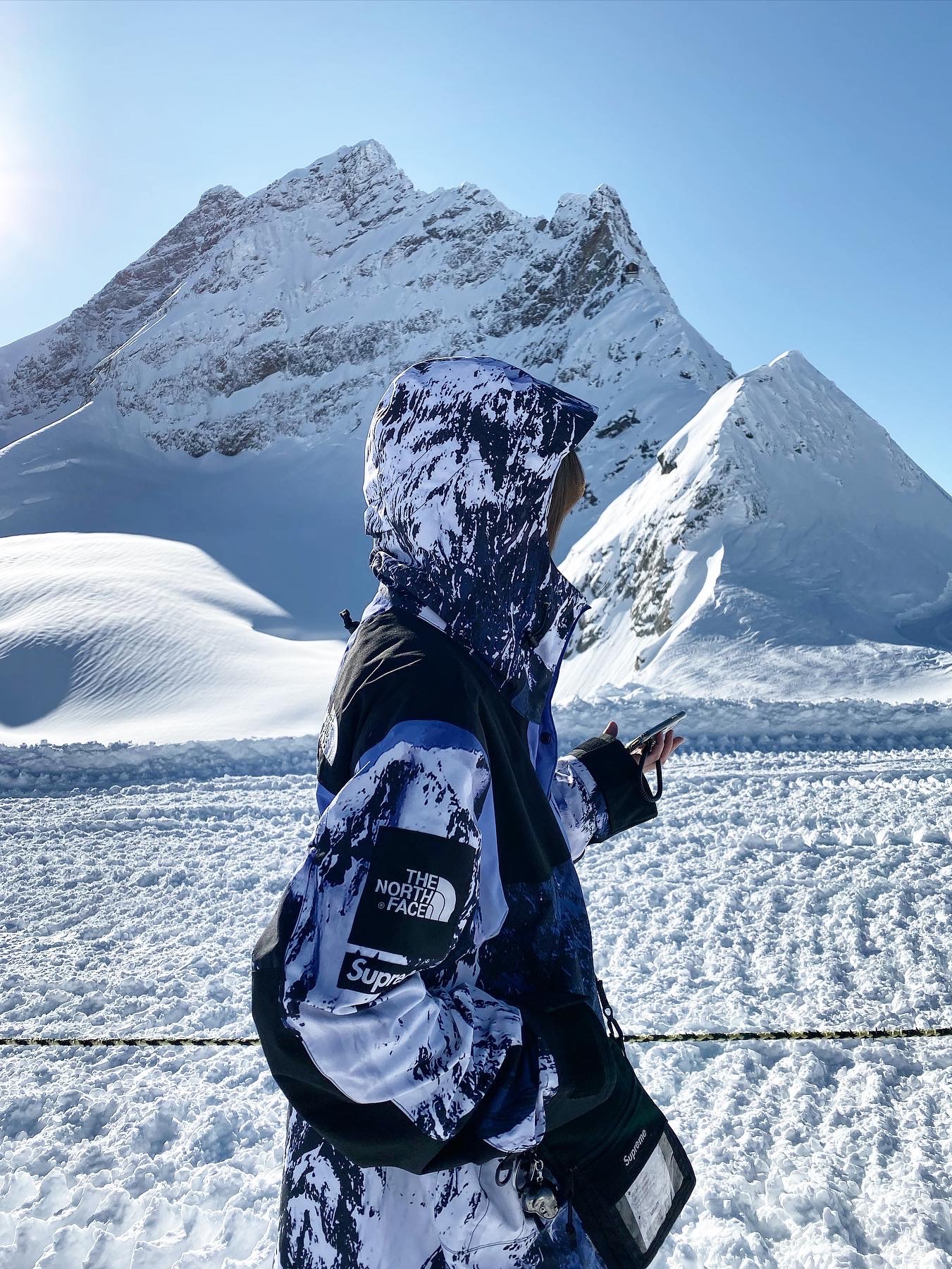 Supreme x The North Face Mountain Parka Blue White - 17FW, Supreme Utility Pouch Black - 19SS 착용 스타일