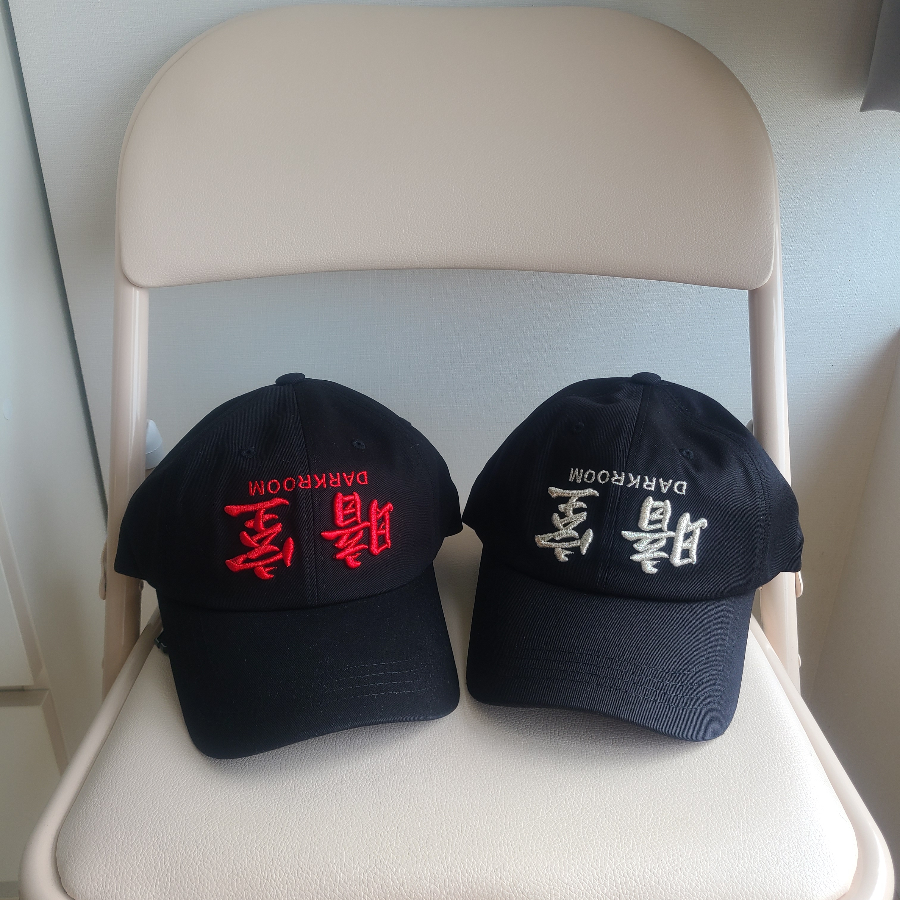 Darkr8m Studio Upside Down Red Logo Cap, Darkr8m Studio Upside Down Silver Logo Cap 착용 스타일