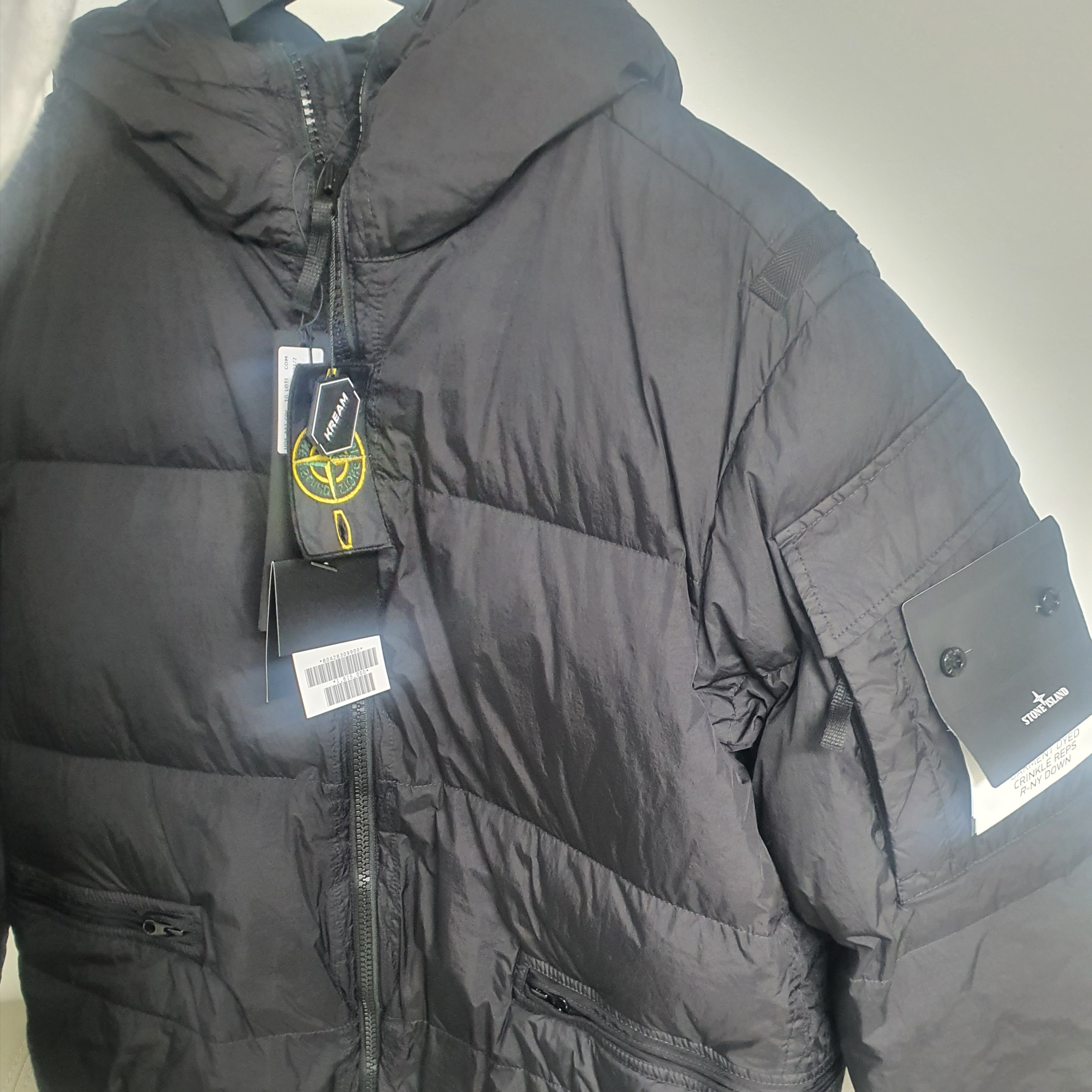 Stone Island 40223 Garment Dyed Crinkle Reps Down Jacket Black - 22FW 착용 스타일