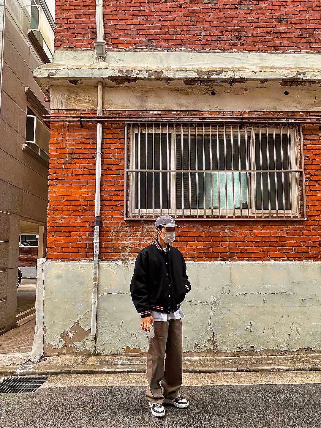 Stussy S Talk Melton Varsity Jacket Black, Supreme Pigment Print S Logo 6-Panel Grey - 22FW 착용 스타일