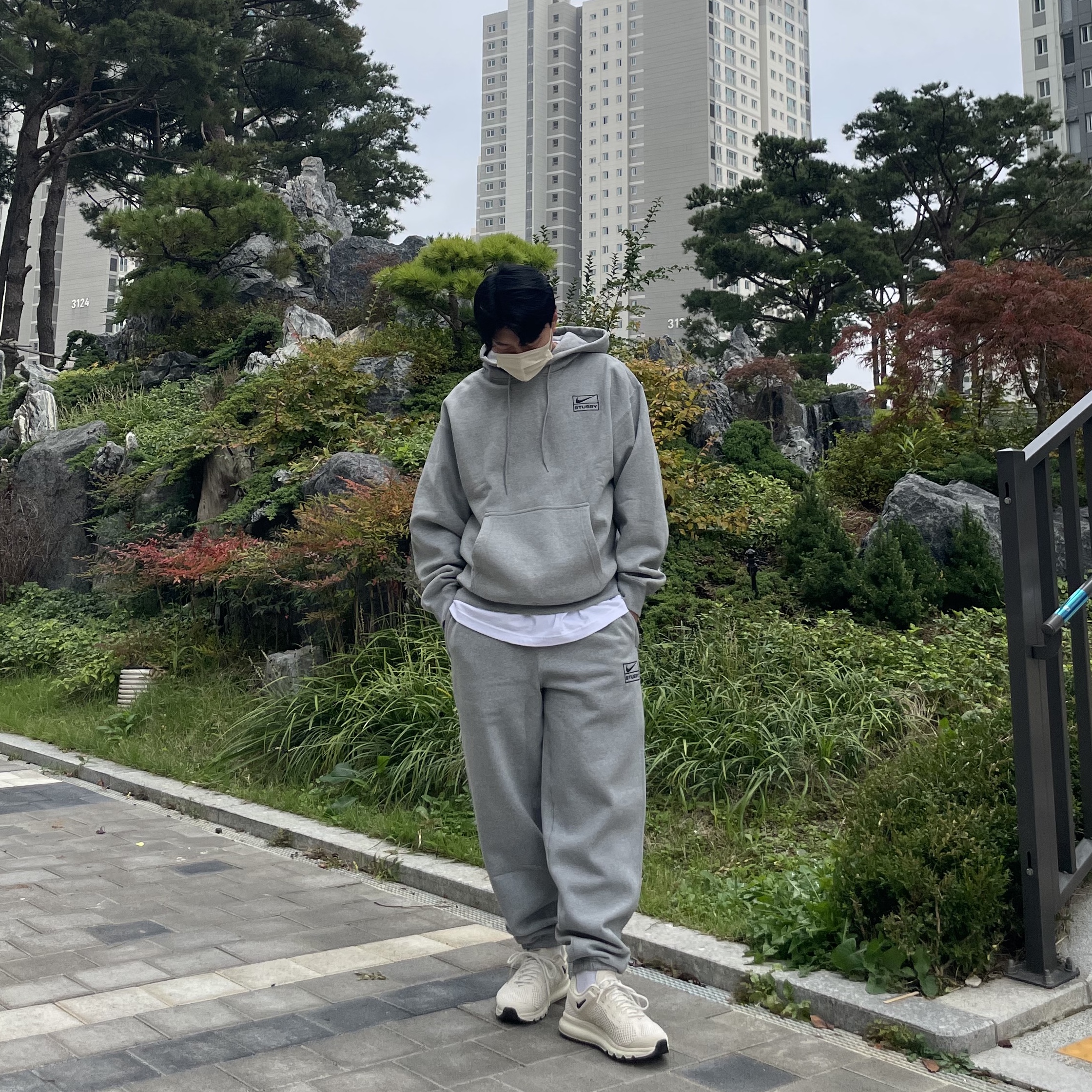 Nike x Stussy Air Max 2013 Fossil, Nike x Stussy NRG RA Pullover Hoodie Dark Grey Heather (DJ9488-063) 착용 스타일