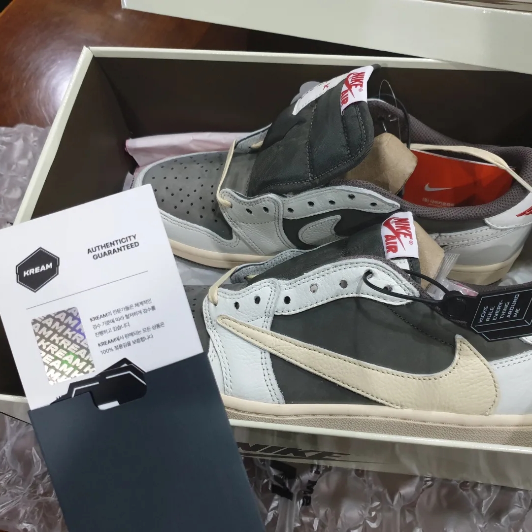 Jordan 1 x Travis Scott Retro Low OG SP Sail and Ridgerock 착용 스타일