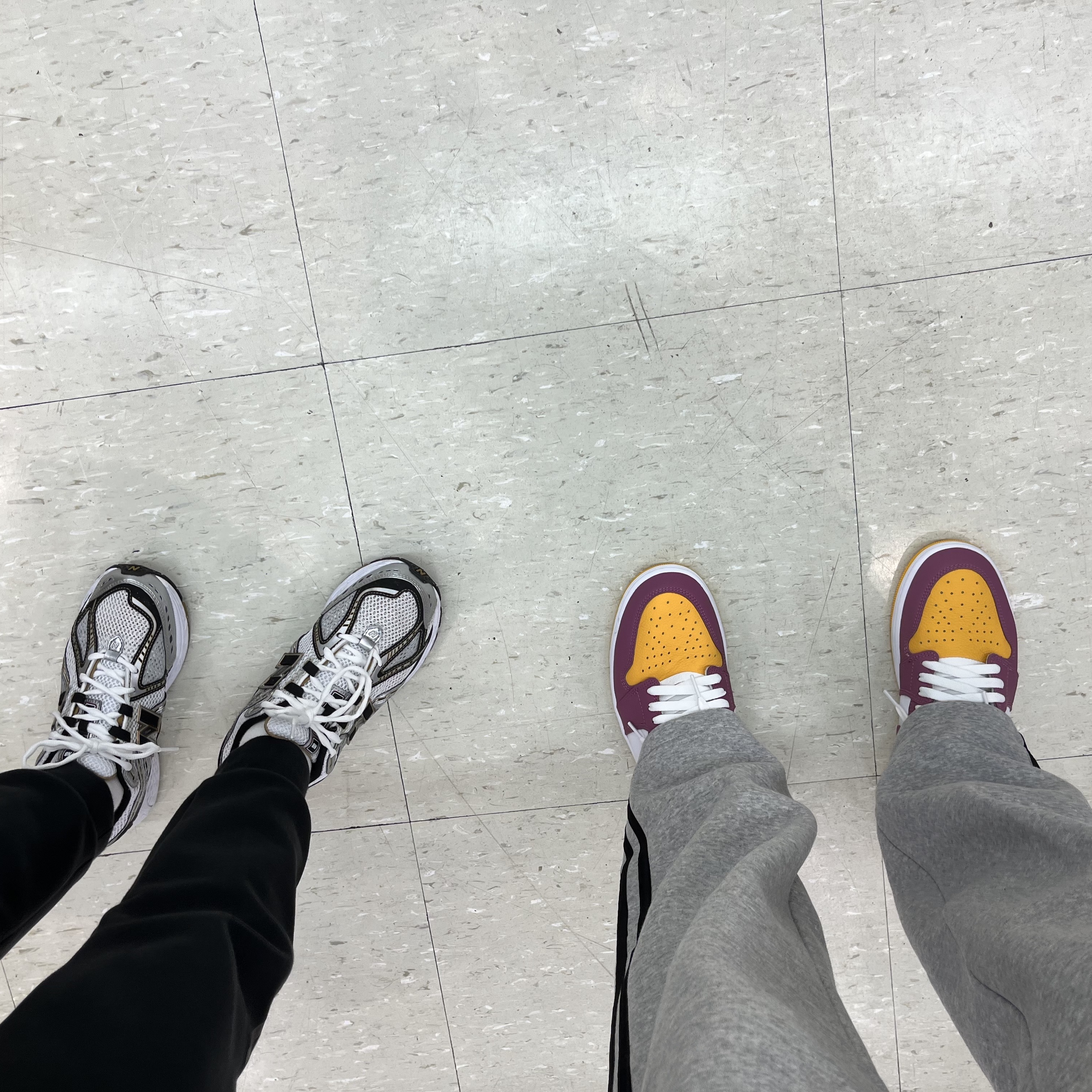 New Balance 1906R White Gold, Jordan 1 Retro High OG University Gold Light Bordeaux 착용 스타일