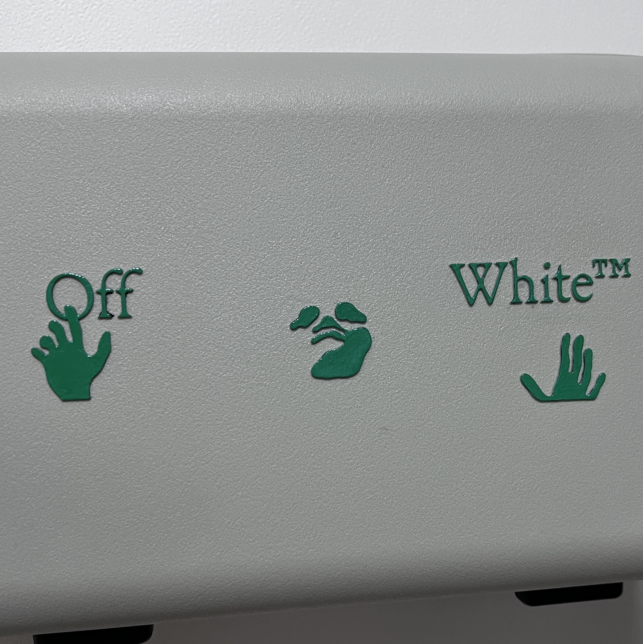 Off-White x Amore Pacific Protection Box (Without Cosmetics) 착용 스타일 - 1