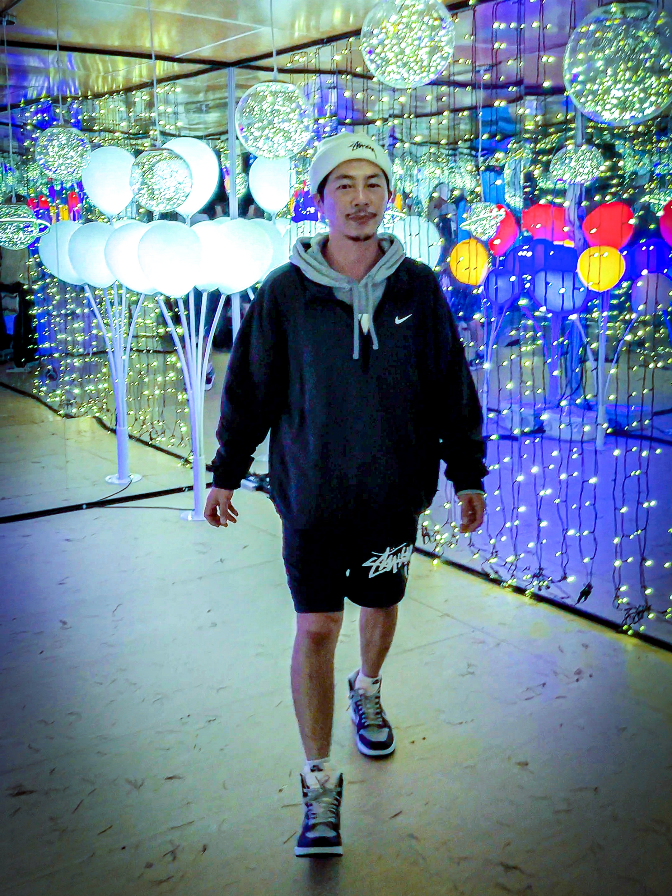 Nike x Stussy Windrunner Jacket Off Noir, Nike x Stussy Water Shorts Off Noir 착용 스타일