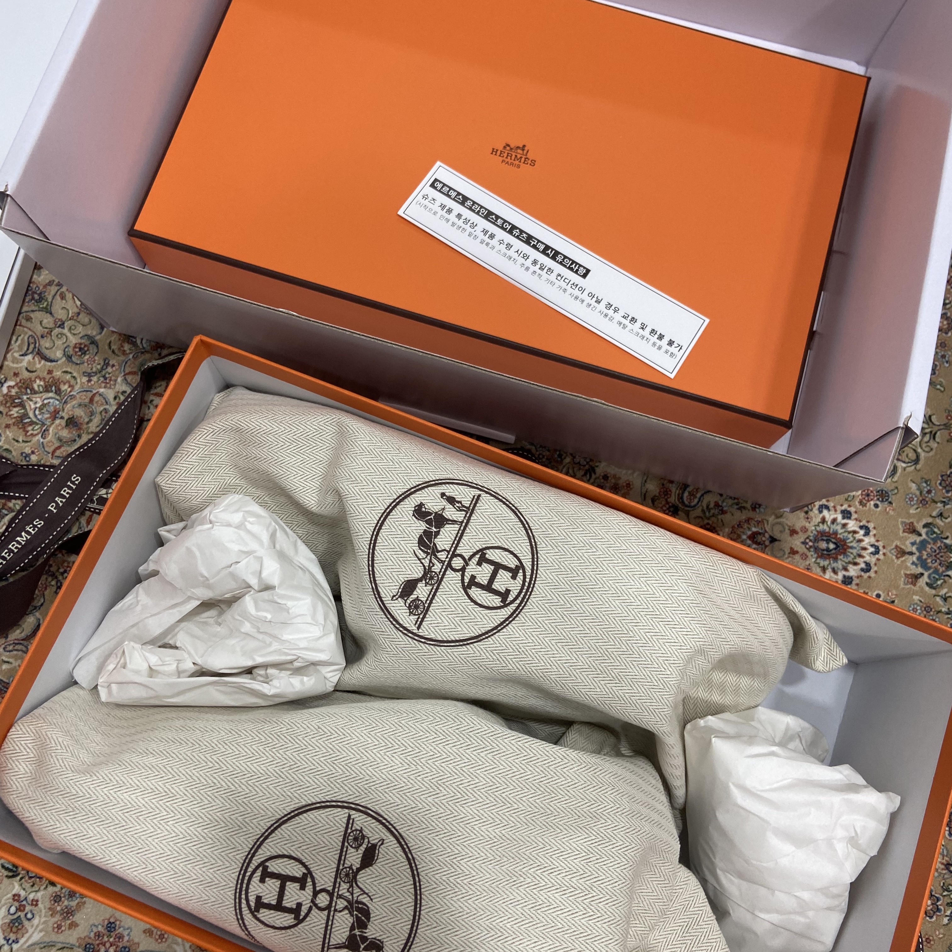 Hermes Chypre Sandal Woolskin & Beige Gobi 착용 스타일 - 1