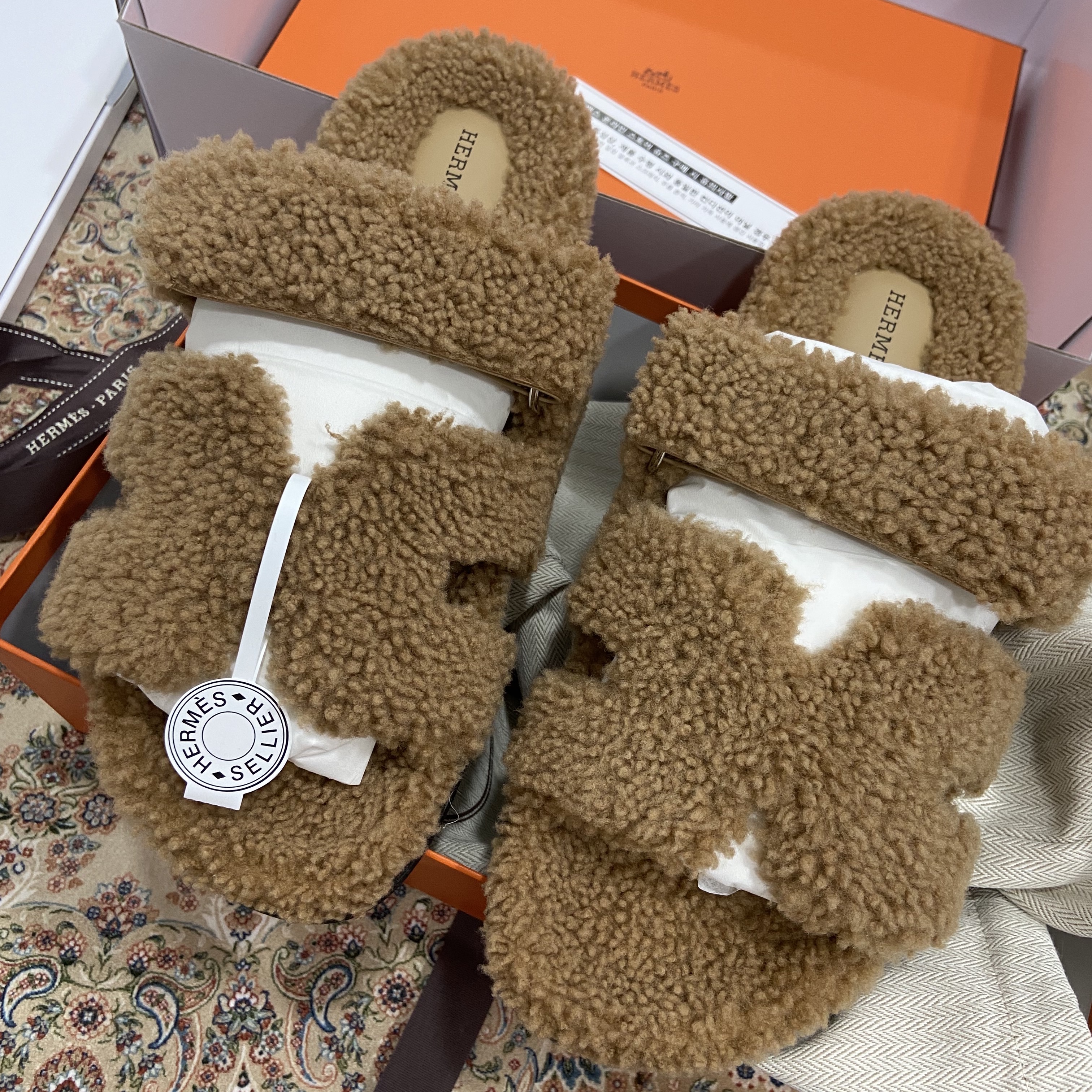 Hermes Chypre Sandal Woolskin & Beige Gobi 착용 스타일 - 2