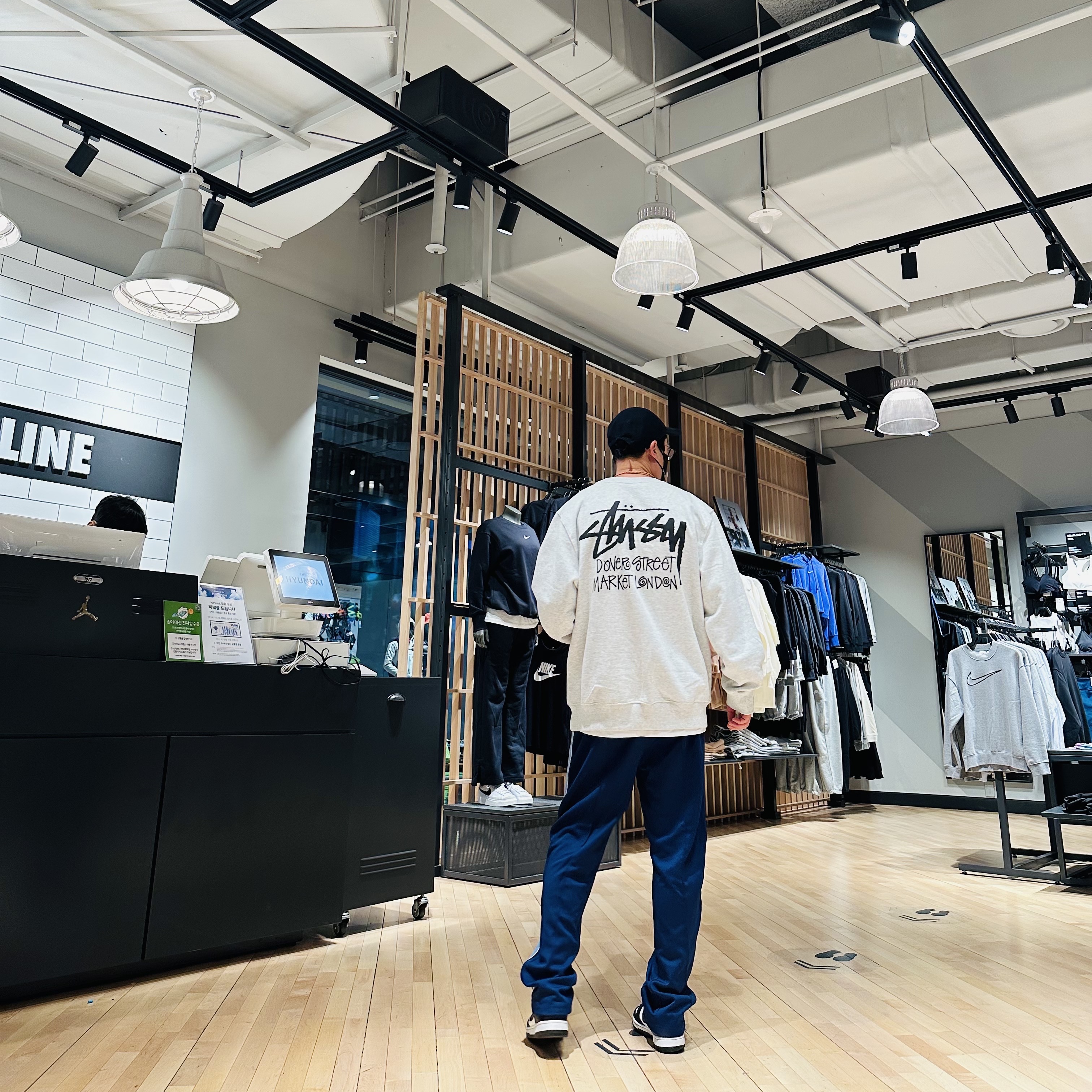 Stussy Stock DSM London Crew Ash Heather 2021, IAB Studio Track Pants Navy - 21SS 착용 스타일 - 1