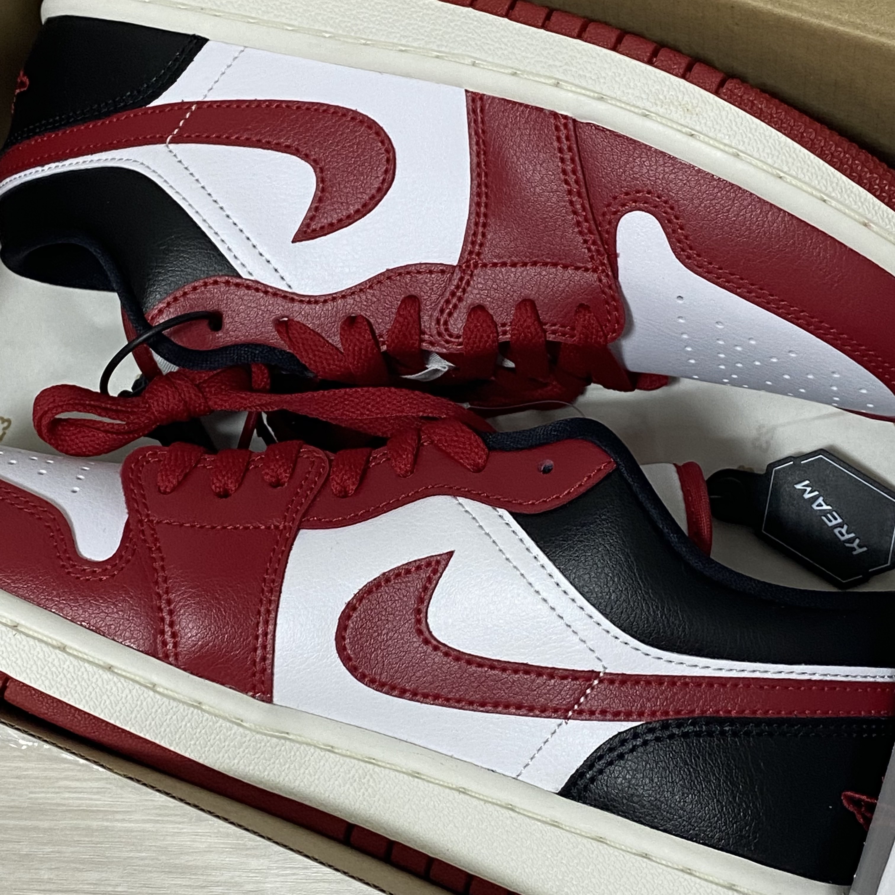 (W) Jordan 1 Low White Gym Red 착용 스타일 - 1
