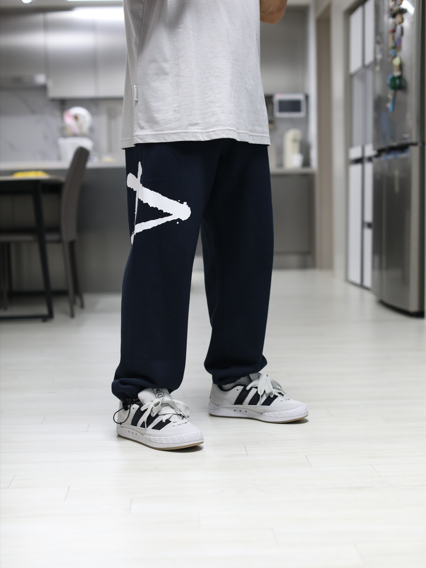 Adidas Adimatic Grey One 착용 스타일