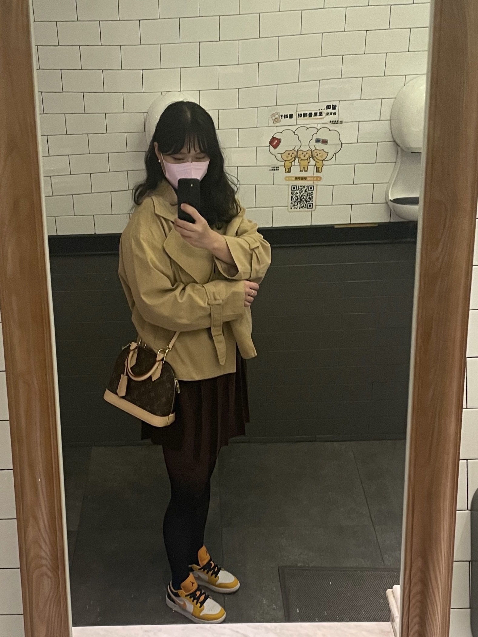 Louis Vuitton Alma BB Monogram, (GS) Jordan 1 Low Taxi 착용 스타일