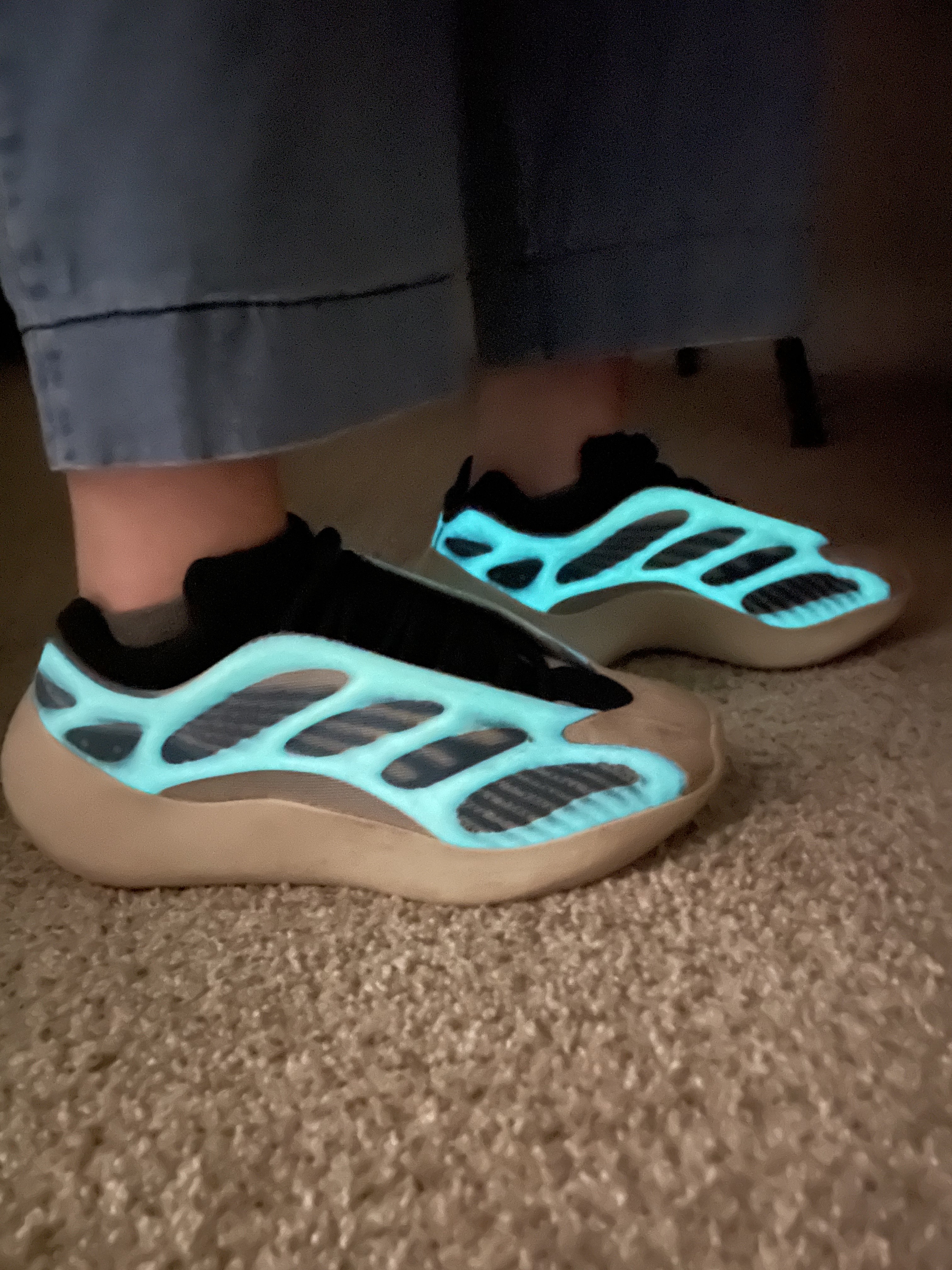 Adidas Yeezy 700 V3 Kyanite 착용 스타일 - 2