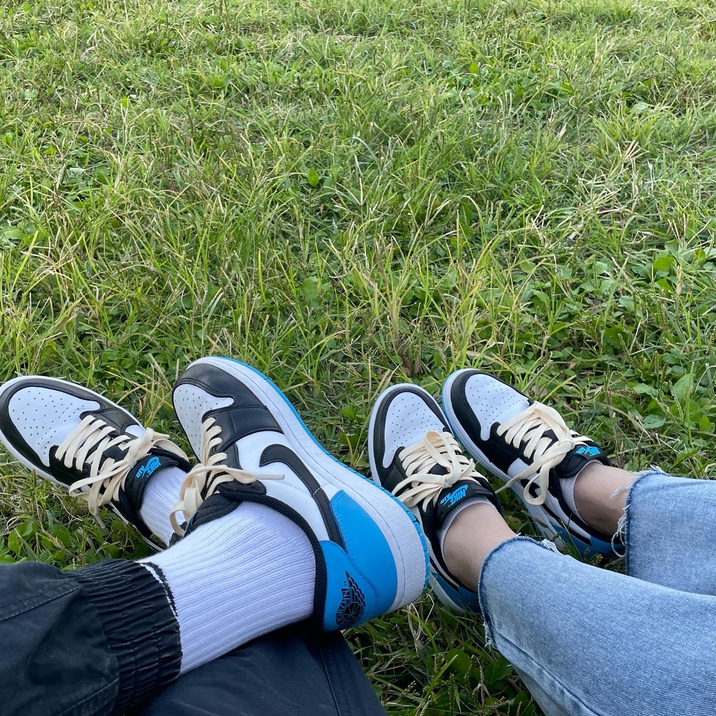 Jordan 1 Retro Low OG Black and Dark Powder Blue 착용 스타일 - 2