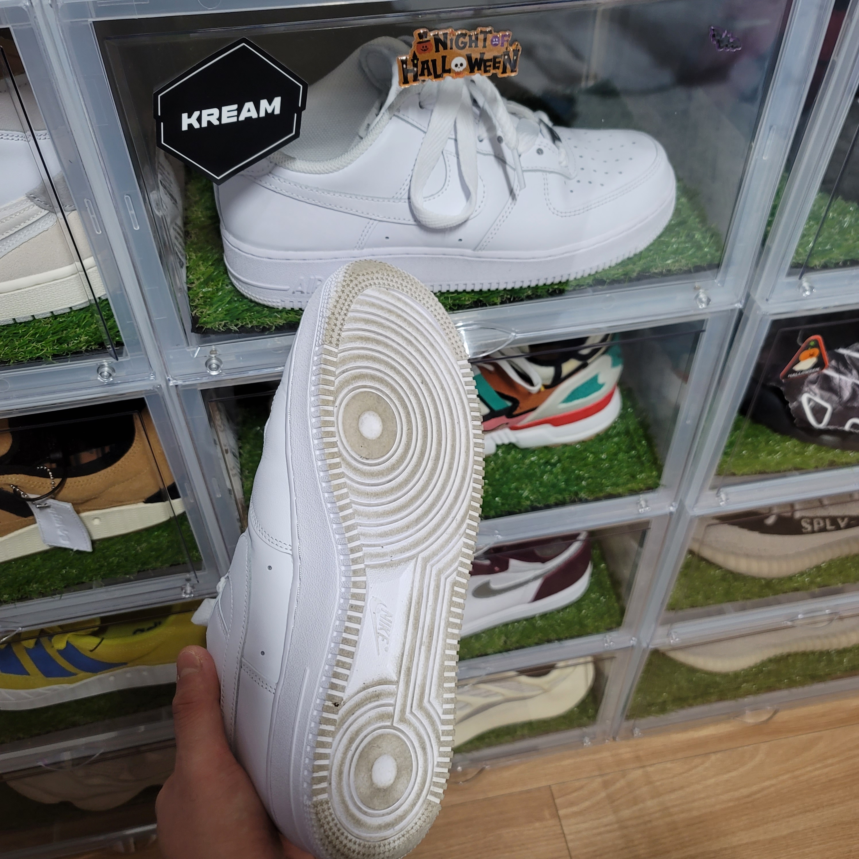 Jordan 1 Retro High OG Taxi, Nike Air Force 1 '07 Low White 착용 스타일 - 2