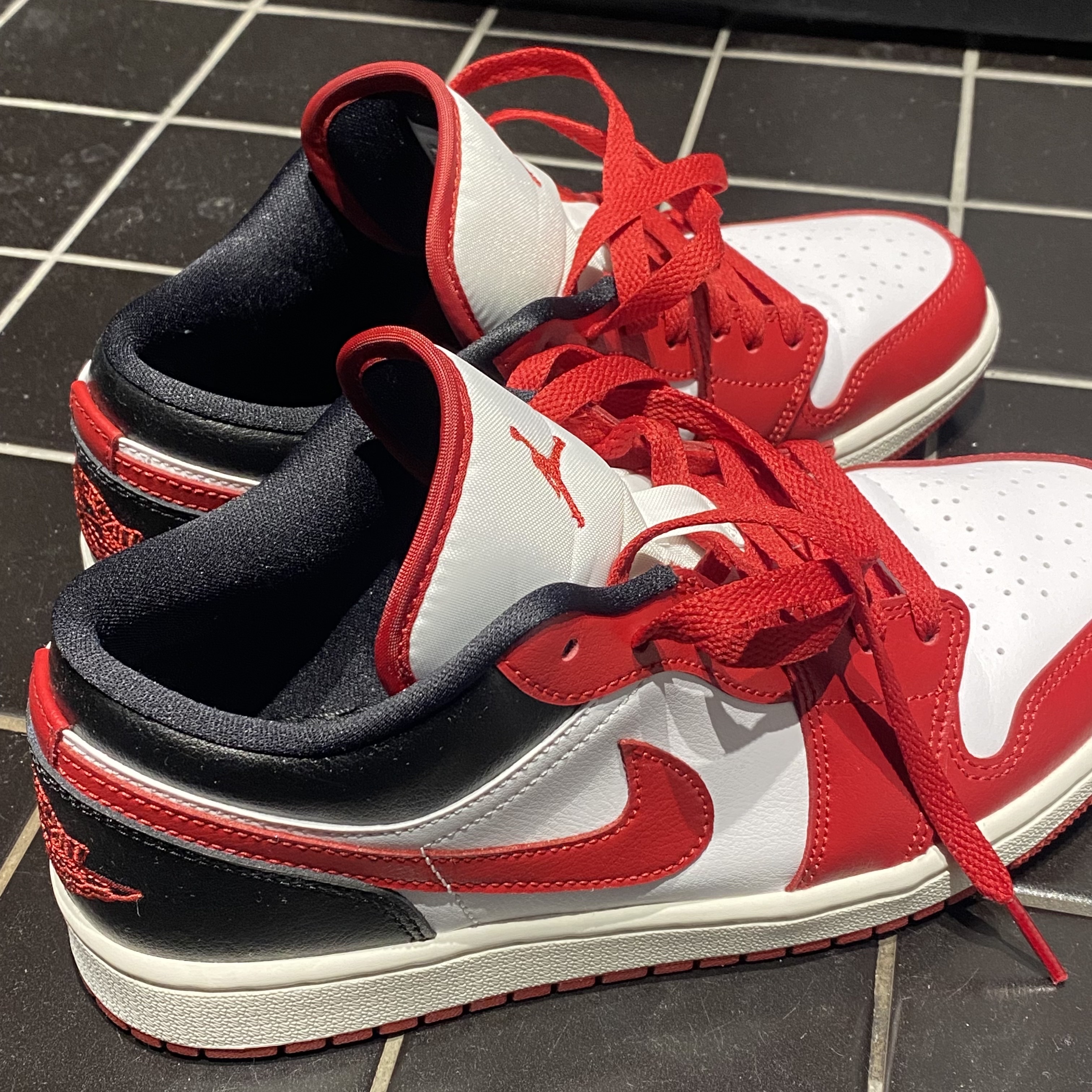 (W) Jordan 1 Low White Gym Red 착용 스타일 - 2