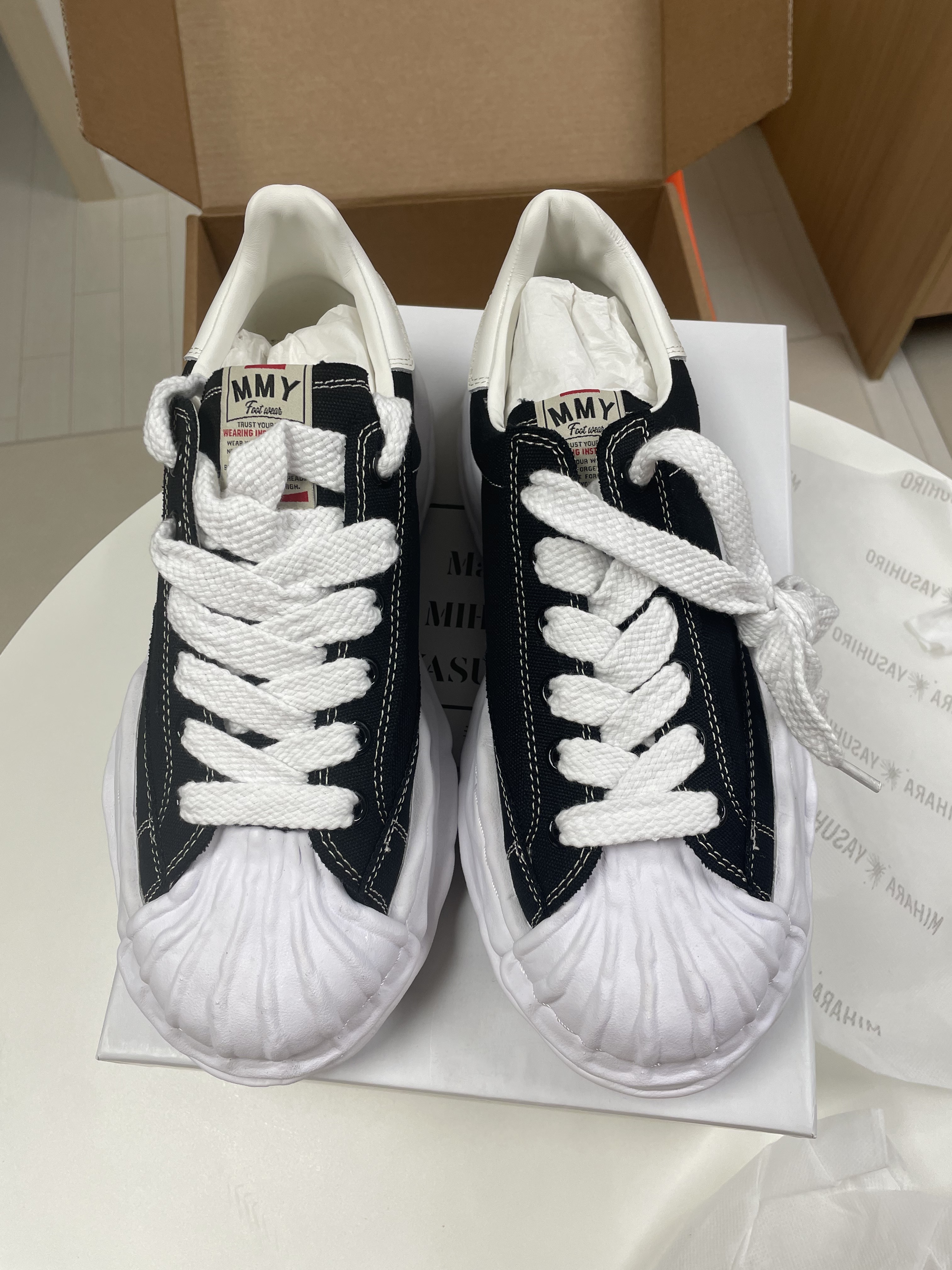 Maison Mihara Yasuhiro Blakey OG Sole Canvas Low-top Sneakers Black White 착용 스타일