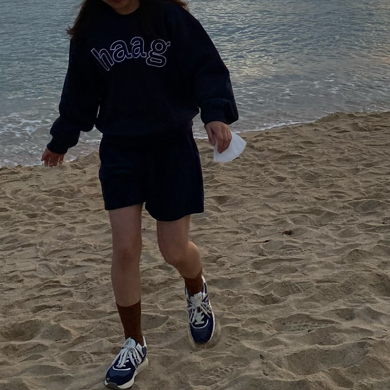 (W) Haag A Birthday Sweatshirt Navy 착용 스타일