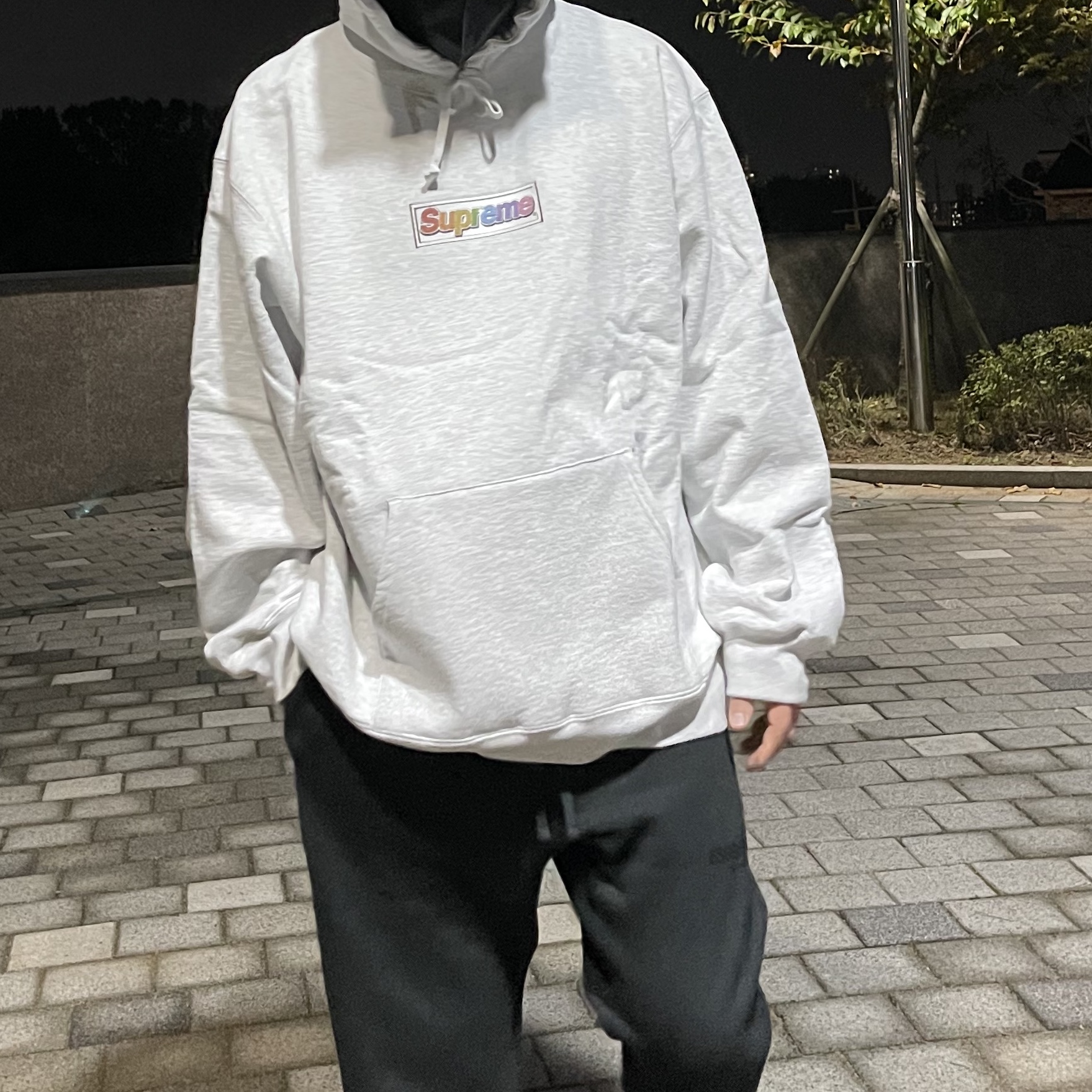 Supreme Bling Box Logo Hooded Sweatshirt Ash Grey - 22SS, Essentials The Core Collection Relaxed Sweatpants Stretch Limo 착용 스타일 - 2
