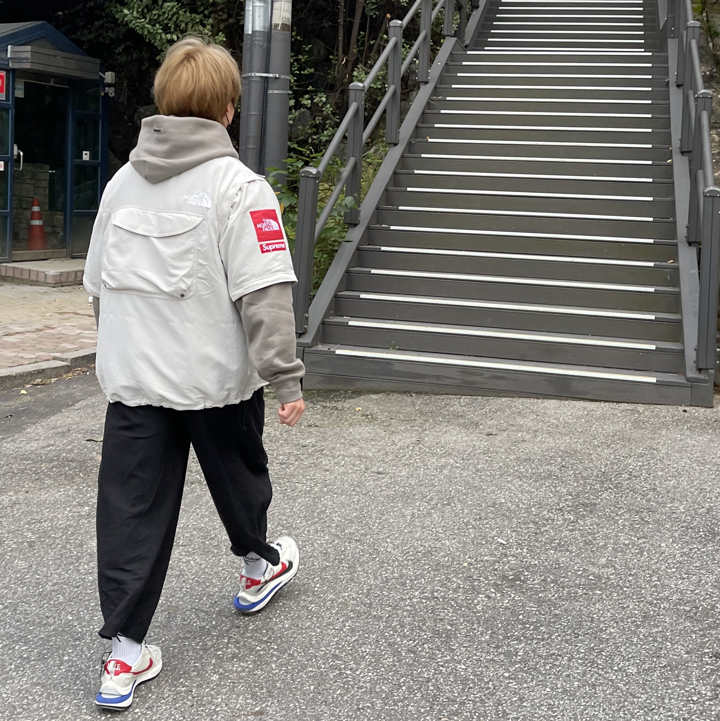 Nike x Sacai VaporWaffle Royal Fuchsia, Supreme x The North Face Trekking Convertible Jacket Stone - 22SS 착용 스타일 - 1
