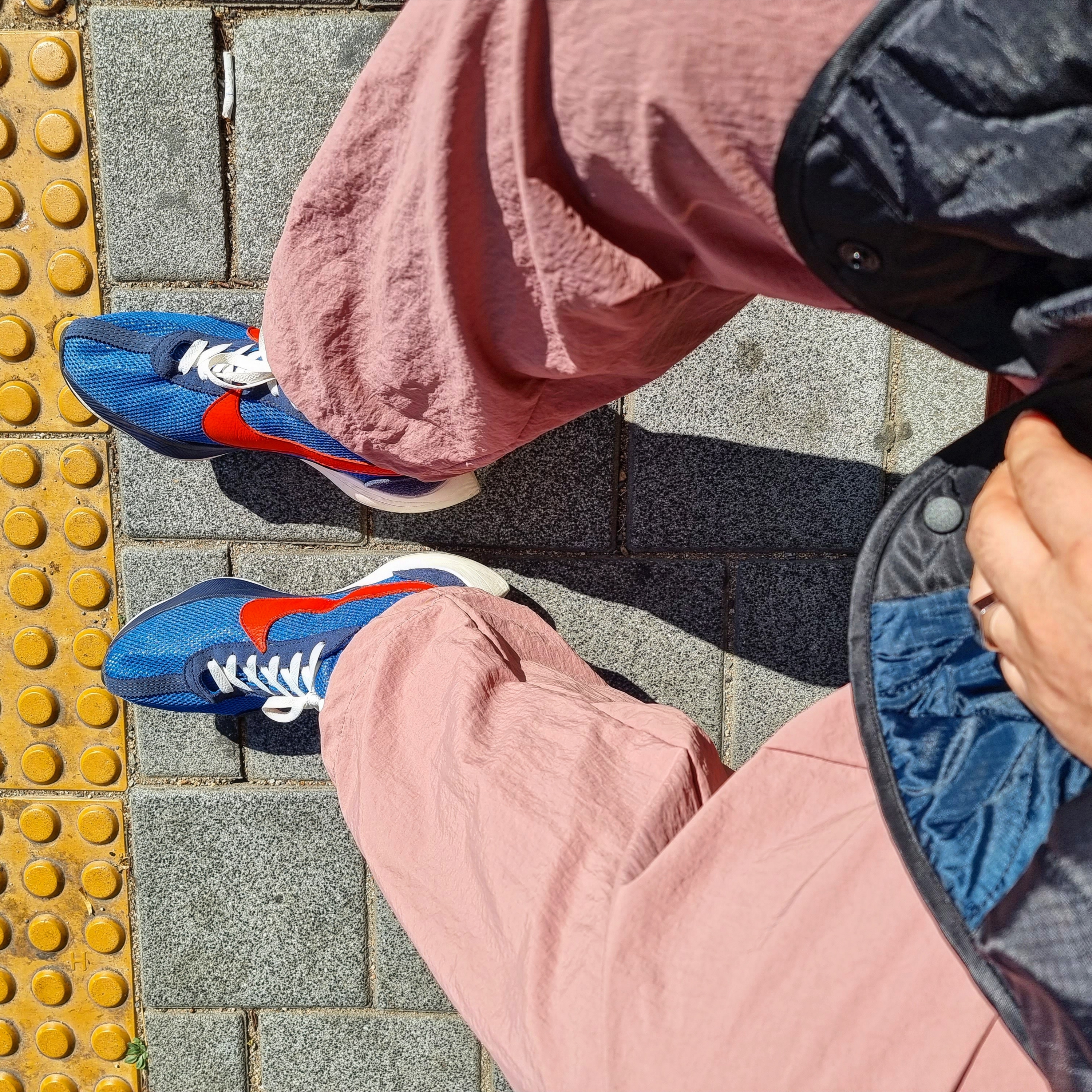 Nike Moon Racer Mountain Blue Team Orange 착용 스타일