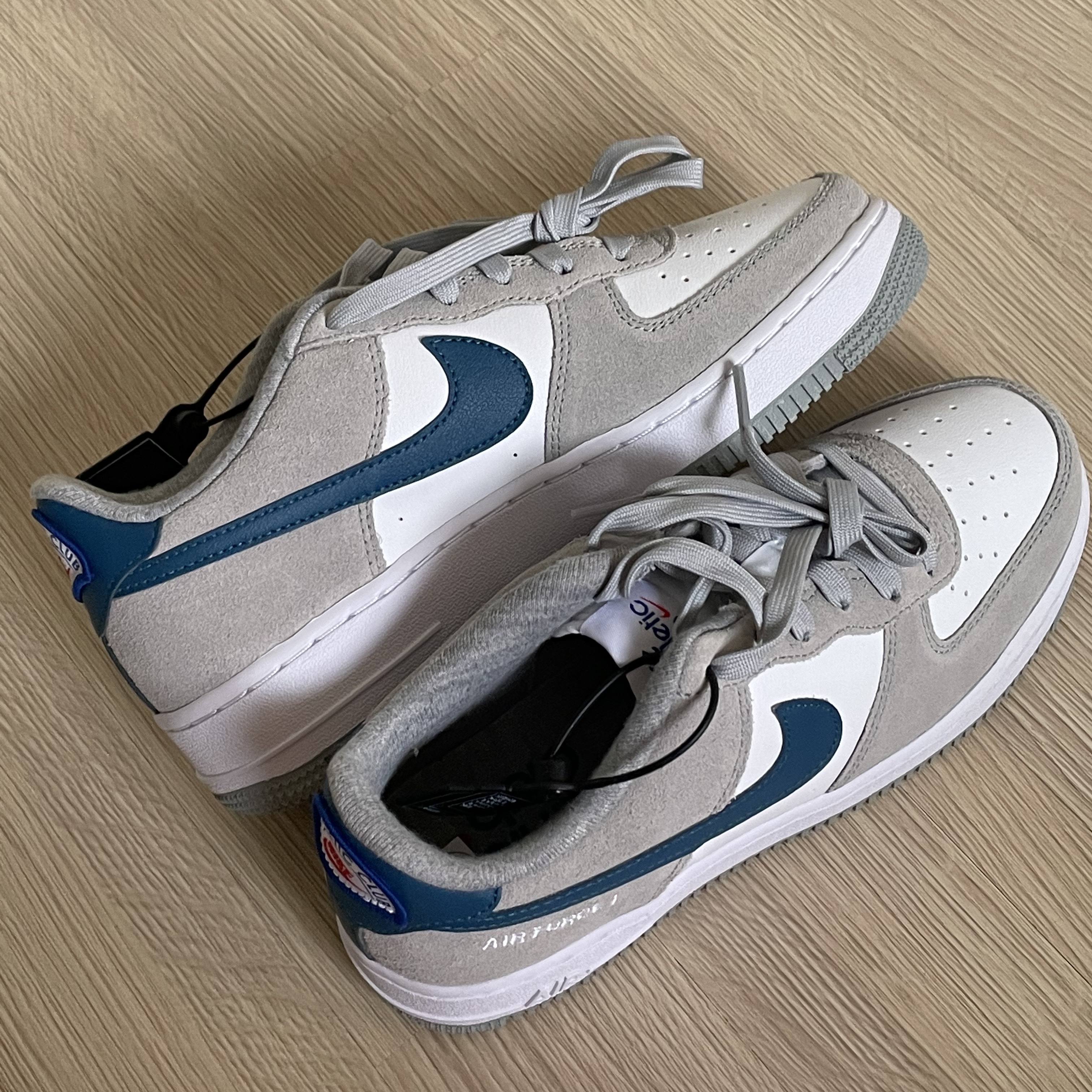 (GS) Nike Air Force 1 LV8 Athletic Club Light Smoke Grey Marina 착용 스타일