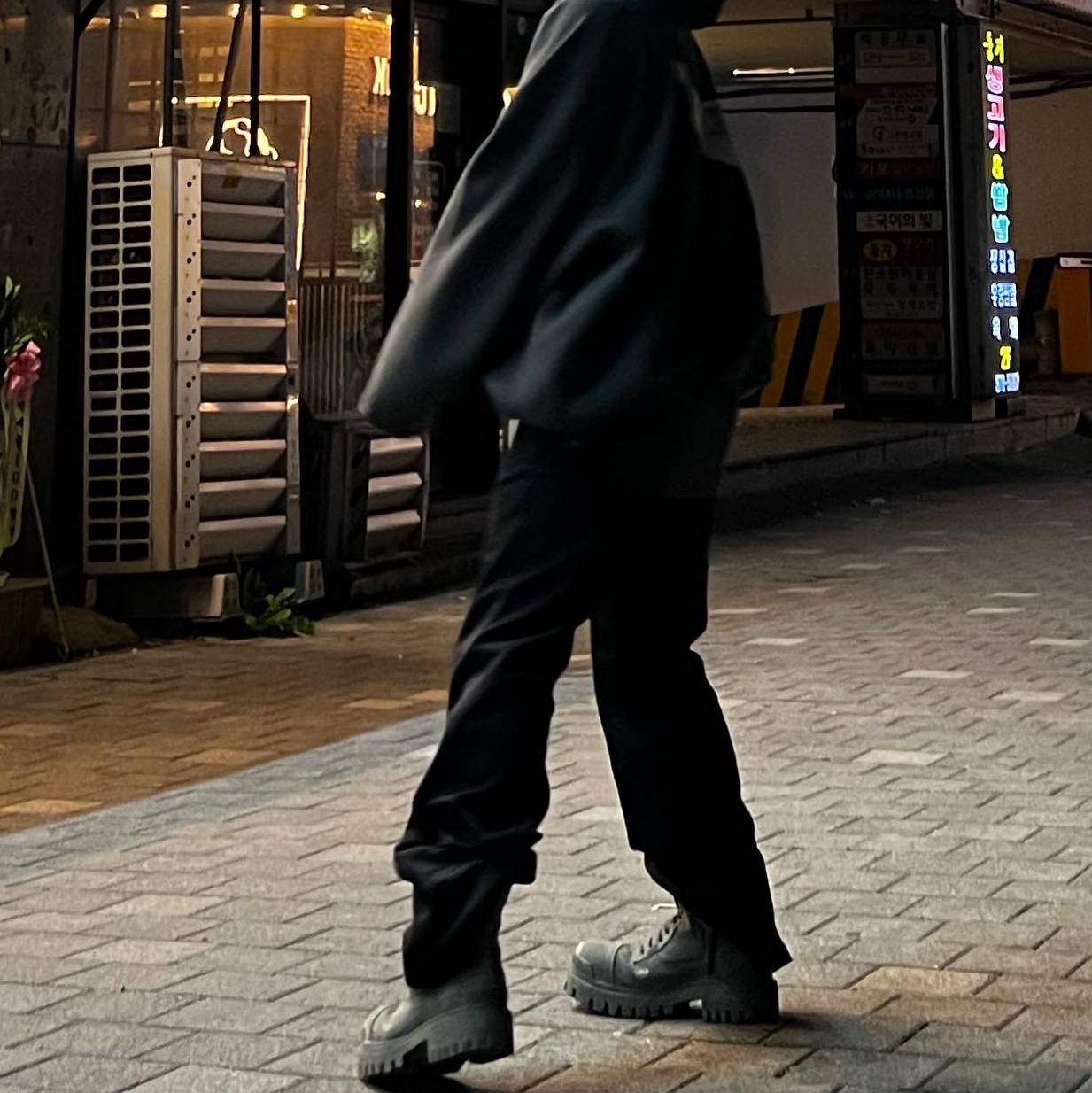 Yeezy Gap Engineered By Balenciaga Dove Hoodie Black 착용 스타일 - 4