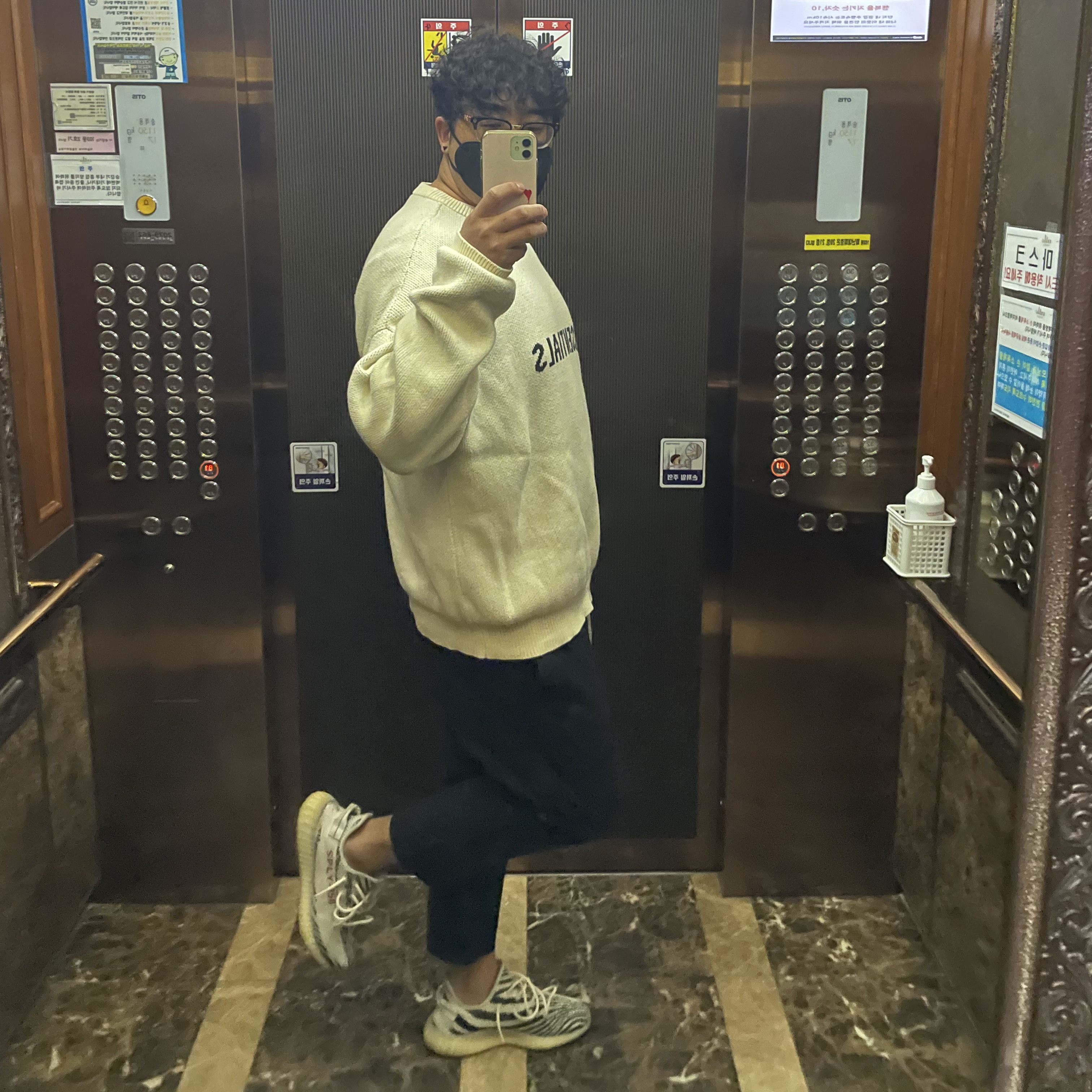 Adidas Yeezy Boost 350 V2 Zebra 2017/2019/2020, Essentials Knit Pullover Sweater Linen - Ssense Exclusive 착용 스타일 - 1