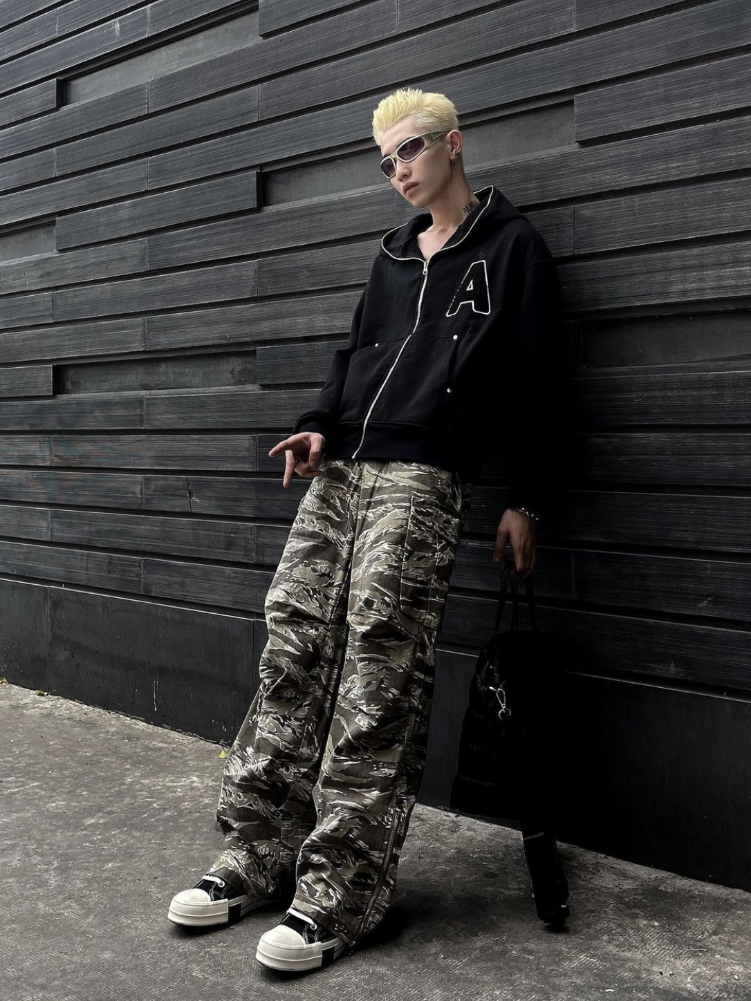 Converse x Drkshdw Turbodrk Chuck 70 Hi Black Lacquered Denim 착용 스타일 - 4