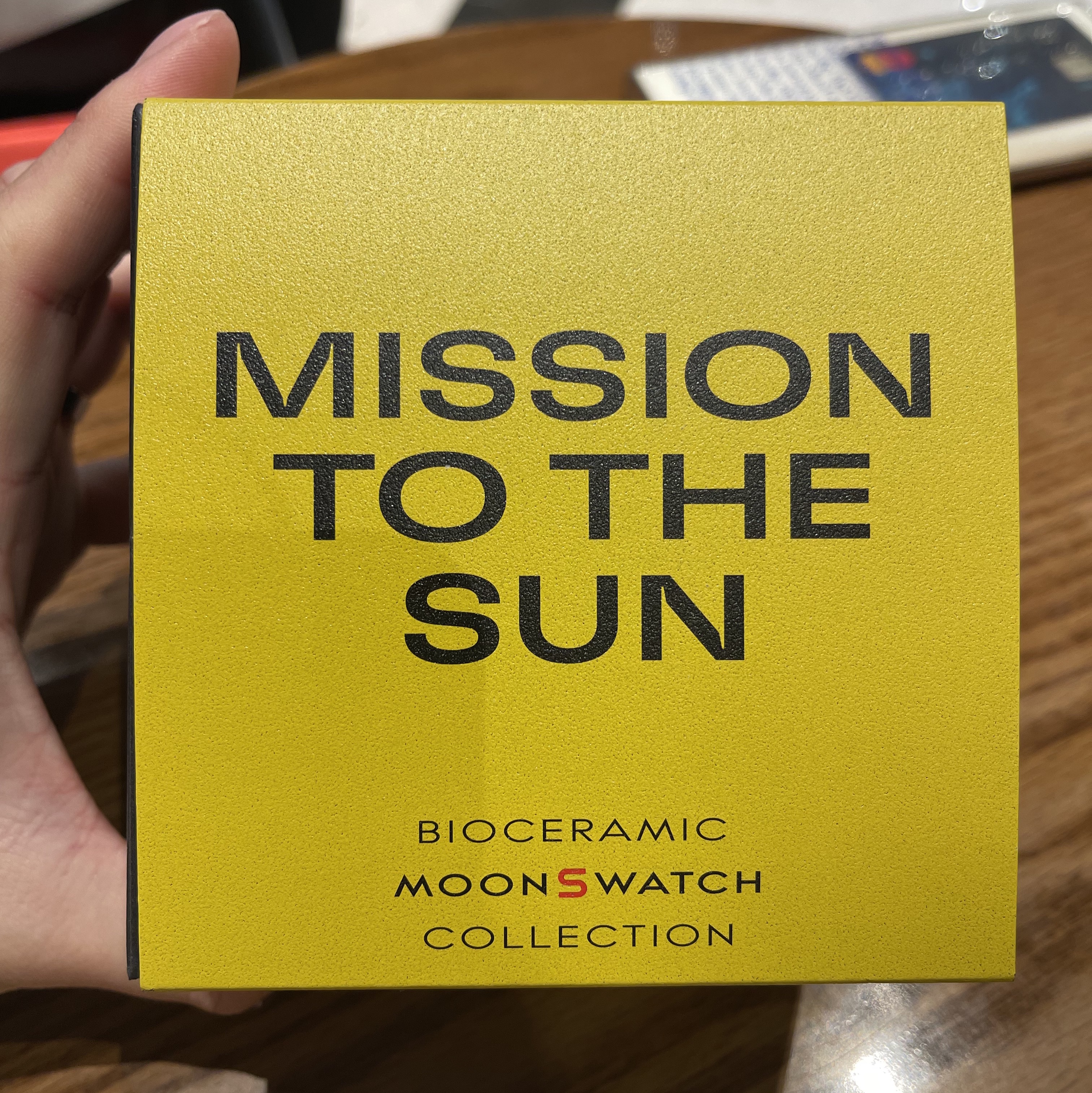 Swatch x Omega Bioceramic MoonSwatch Mission To The Sun 착용 스타일 - 3