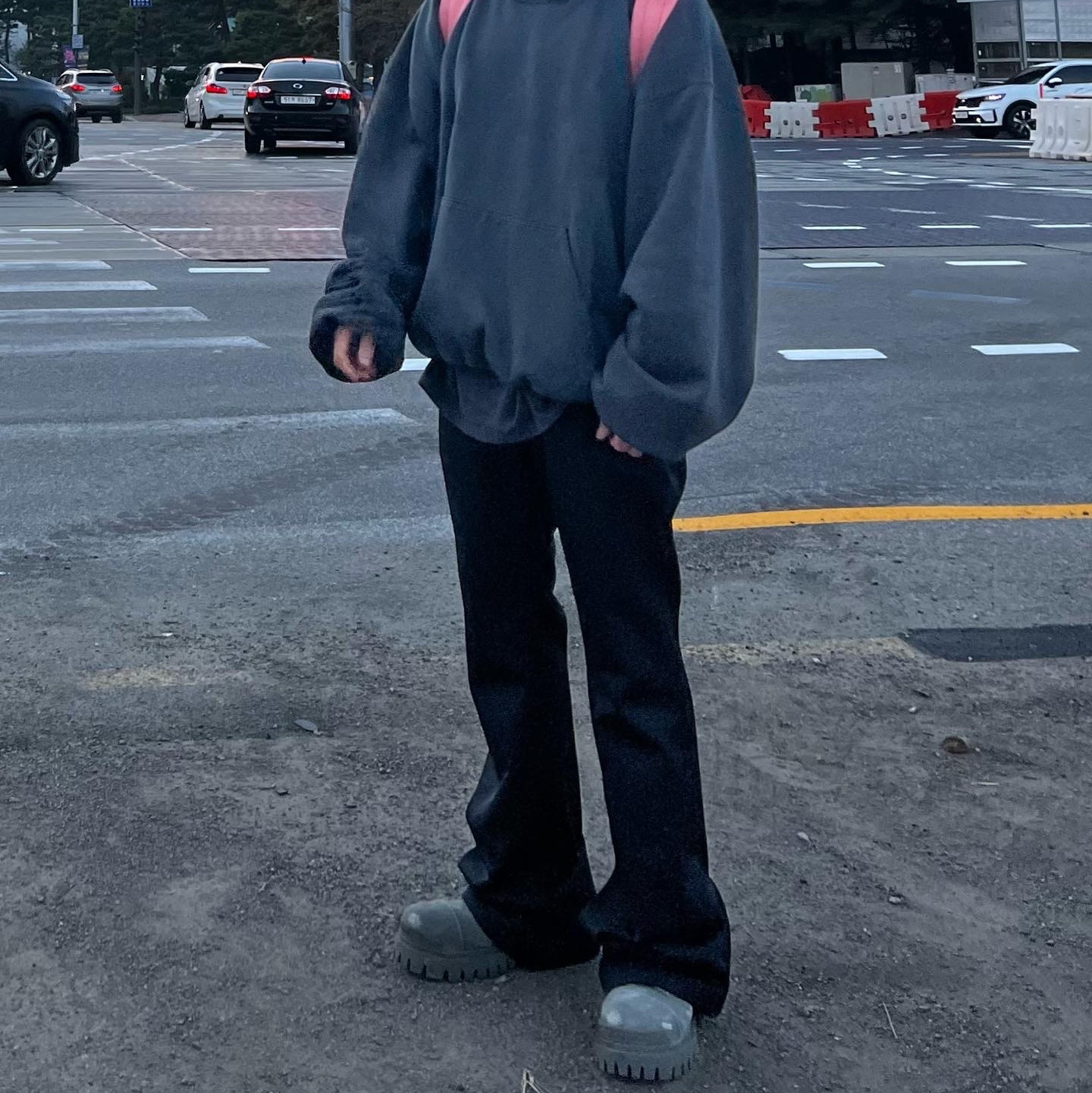 Yeezy Gap Engineered By Balenciaga Dove Hoodie Black 착용 스타일 - 3