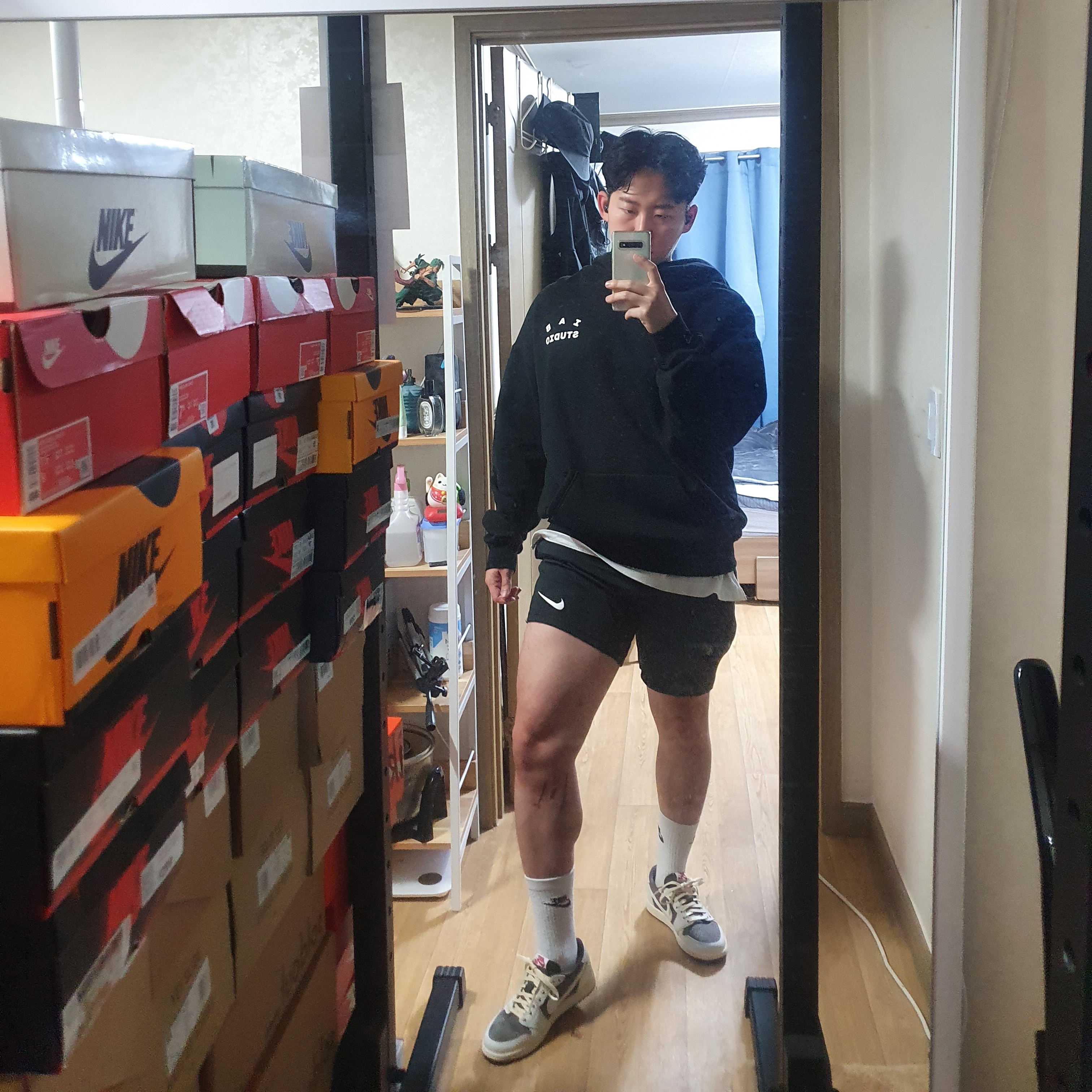 Jordan 1 x Travis Scott Retro Low OG SP Sail and Ridgerock, IAB Studio Hoodie Black White 착용 스타일 - 1