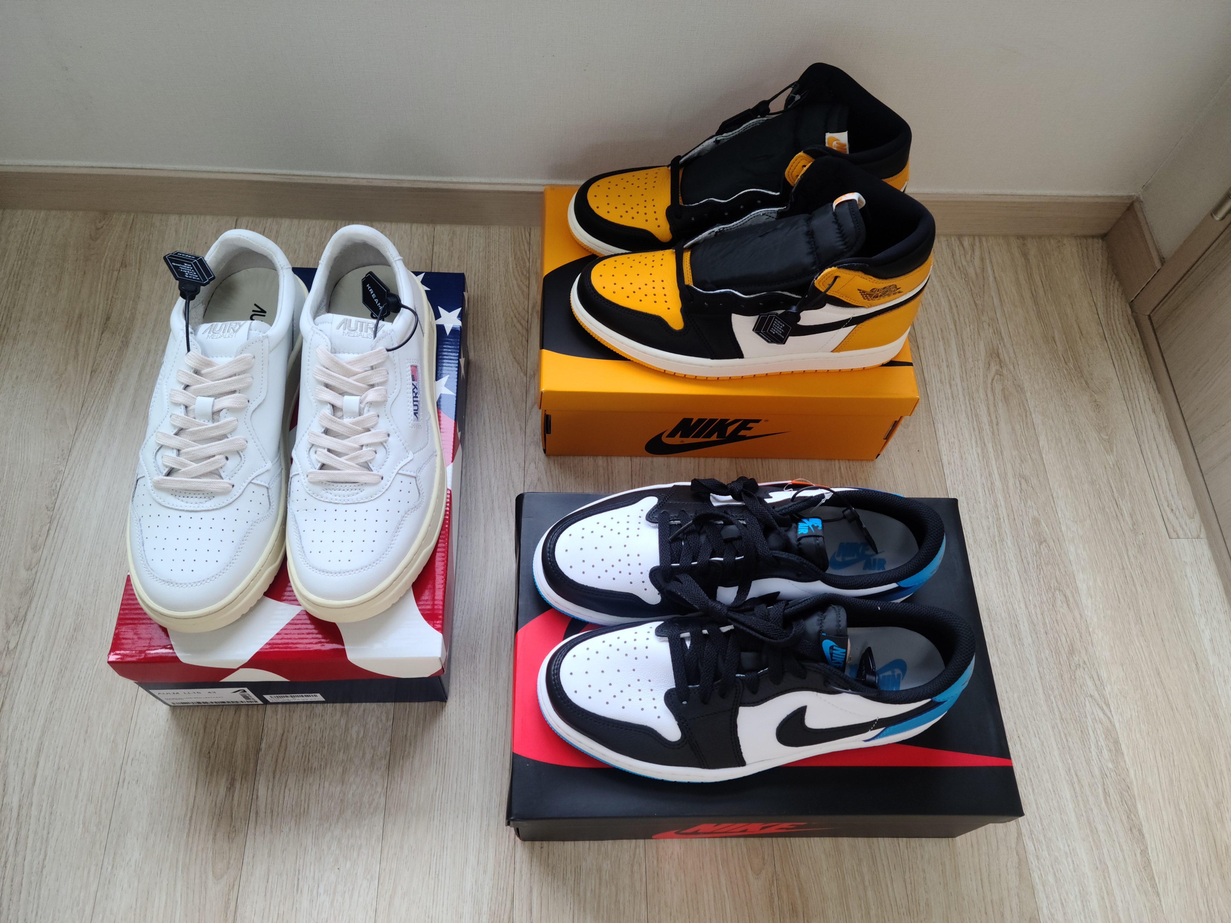 Autry Medalist Low Leather Sneakers White, Jordan 1 Retro High OG Taxi 착용 스타일 - 2