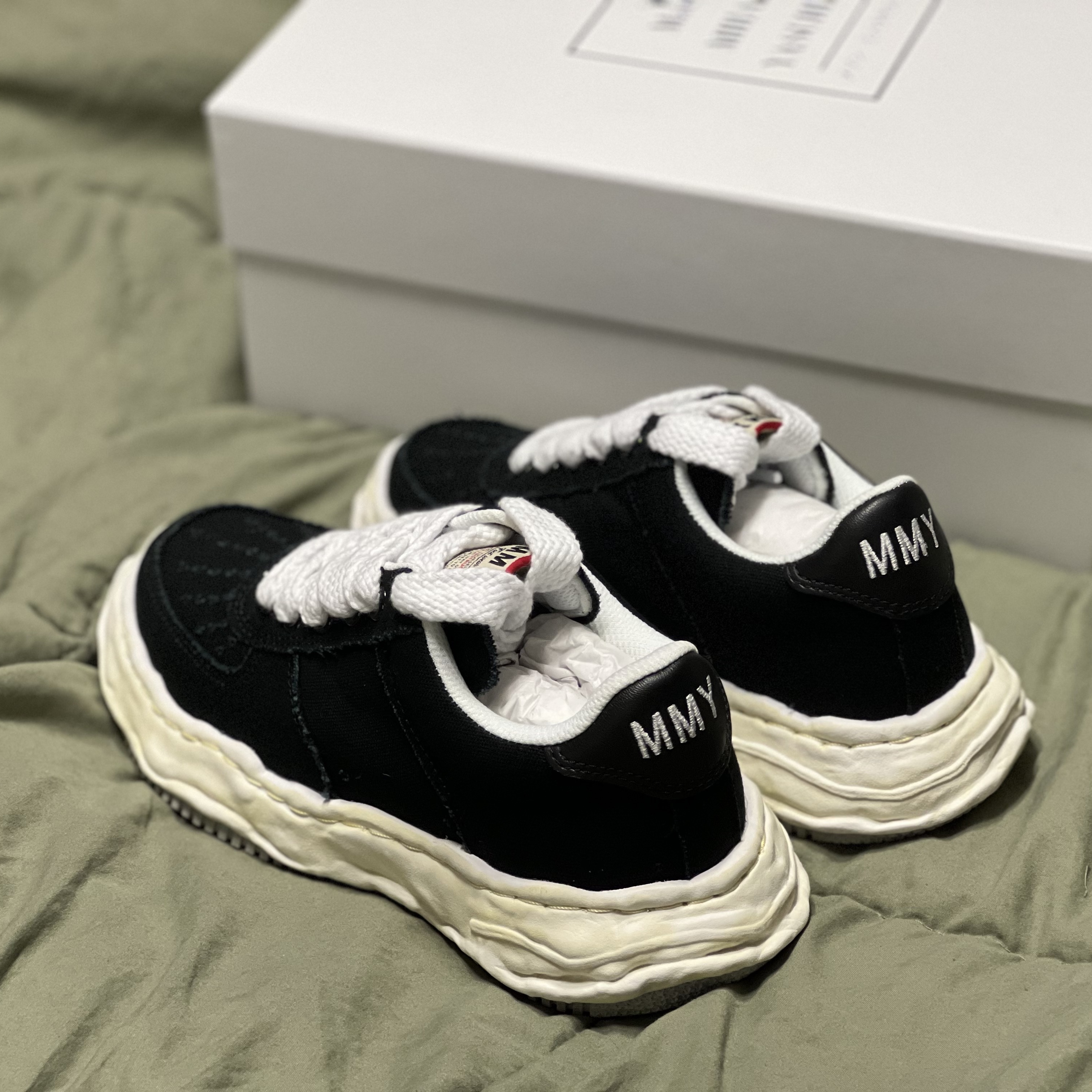 Maison Mihara Yasuhiro Wayne OG Sole Washed Canvas Low-top Sneakers Black 착용 스타일