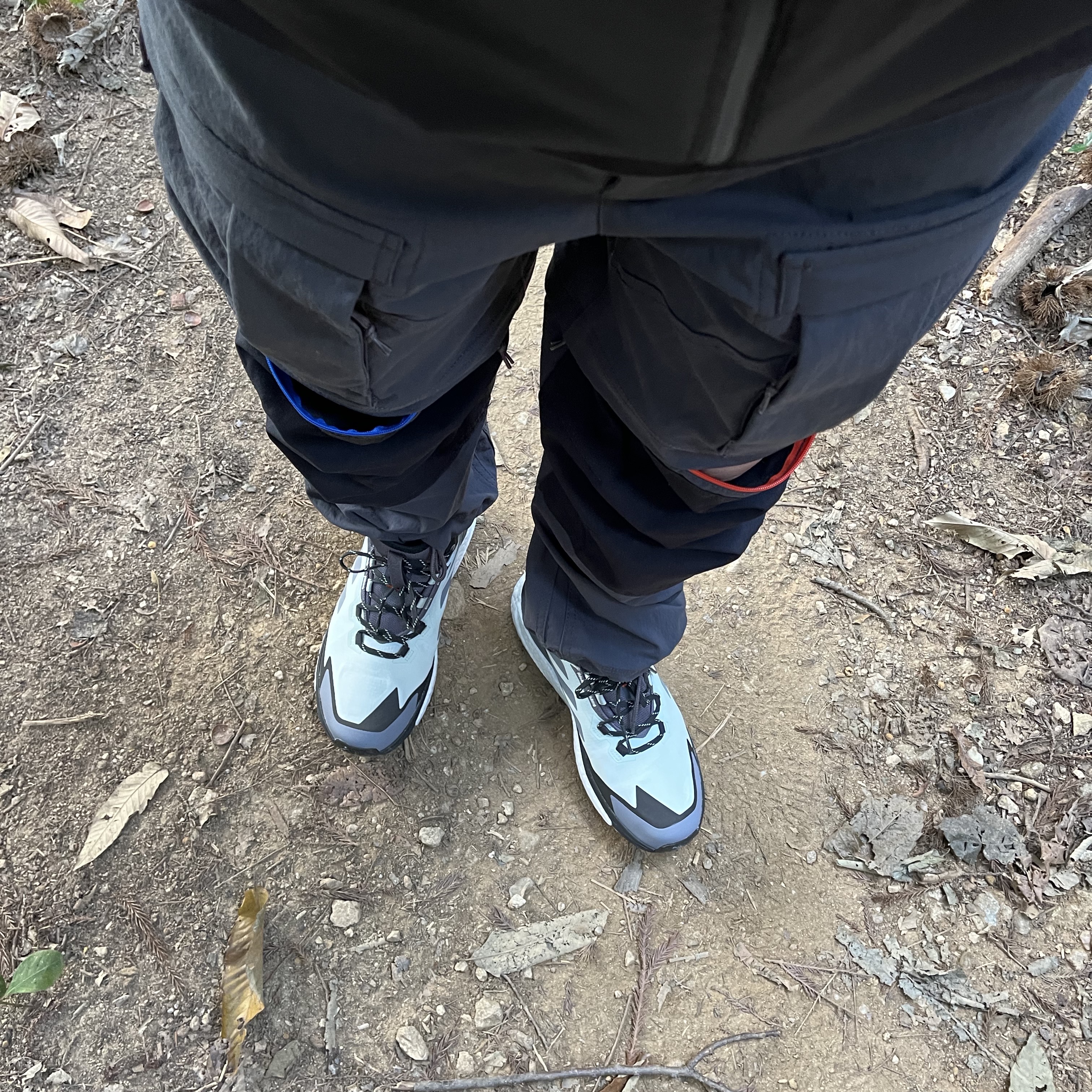 Nike ACG Smith Summit Cargo Pants Dark Smoke Grey - Asia, Nike ACG Lightweight Jacket Black - Asia 착용 스타일 - 1