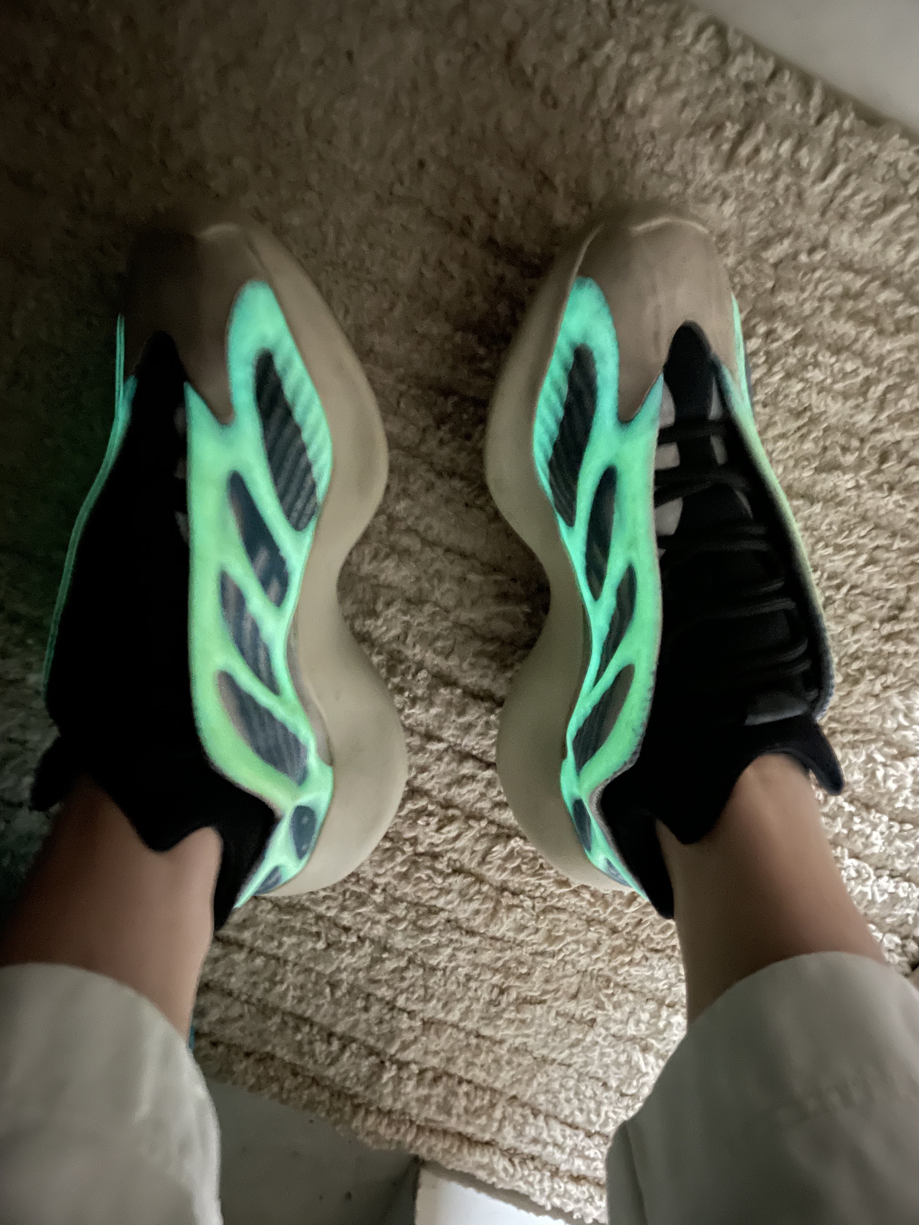 Adidas Yeezy 700 V3 Kyanite 착용 스타일 - 3
