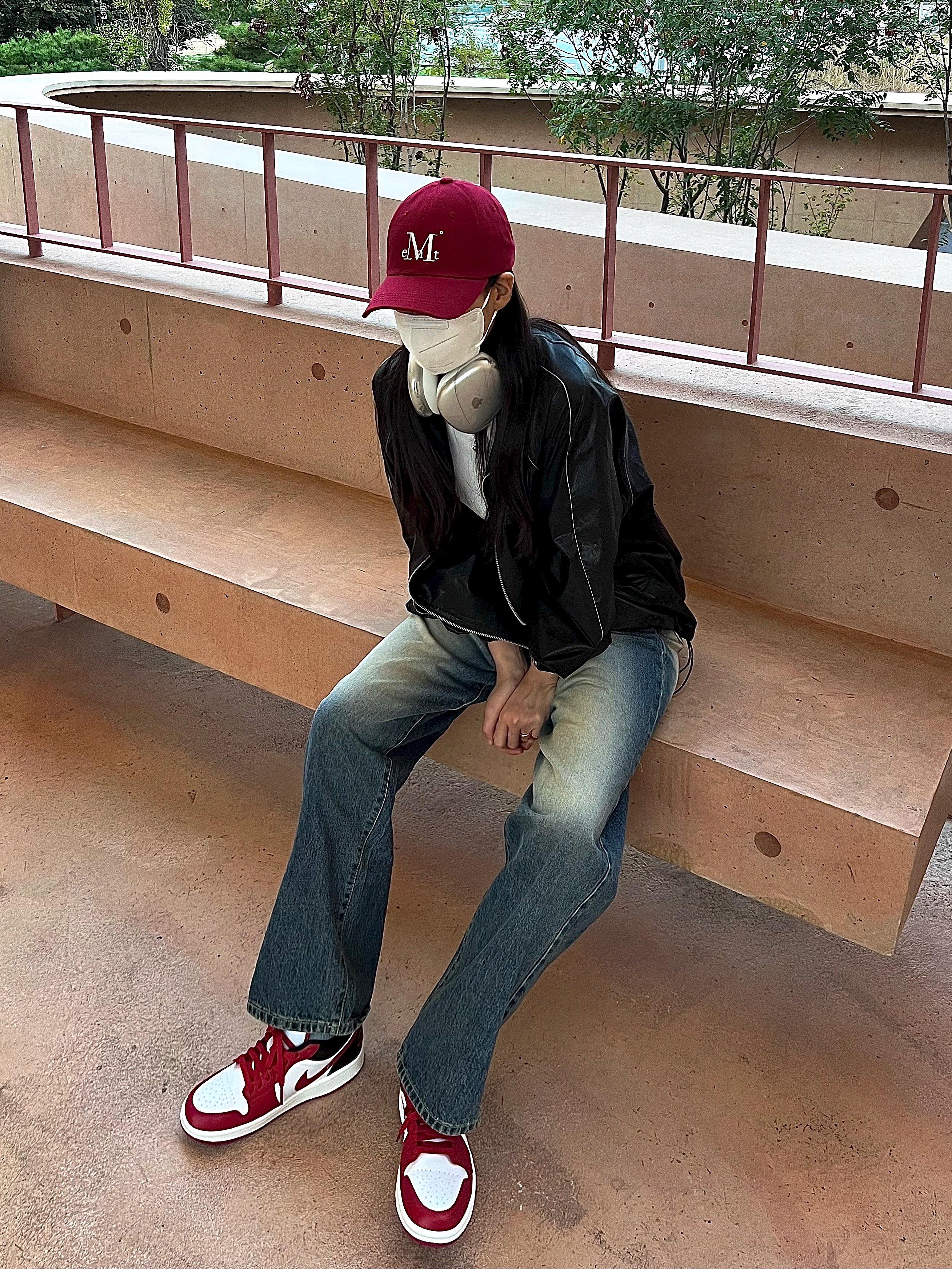 (W) Jordan 1 Low White Gym Red, Apple AirPods Max Lightning Silver (Korean Ver.) 착용 스타일 - 1