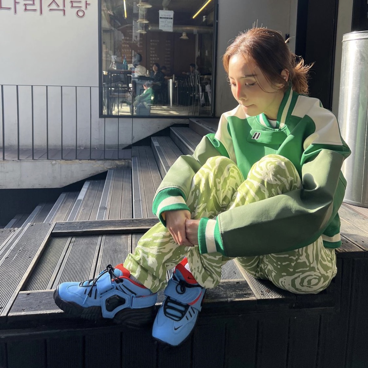 Nike x Ambush Air Adjust Force SP University Blue and Habanero Red 착용 스타일 - 3