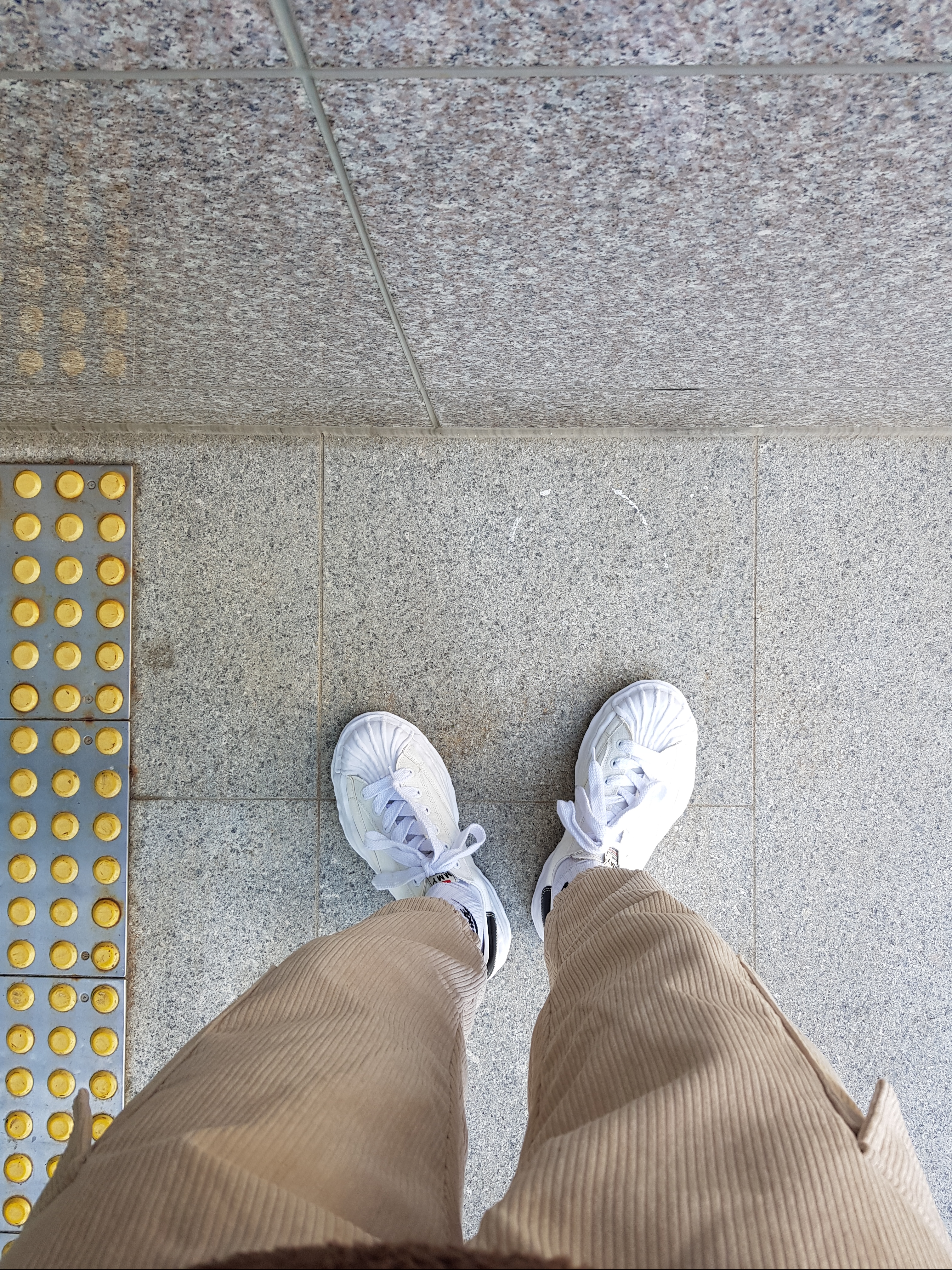 Maison Mihara Yasuhiro Blakey OG Sole Canvas Low-top Sneakers White 착용 스타일