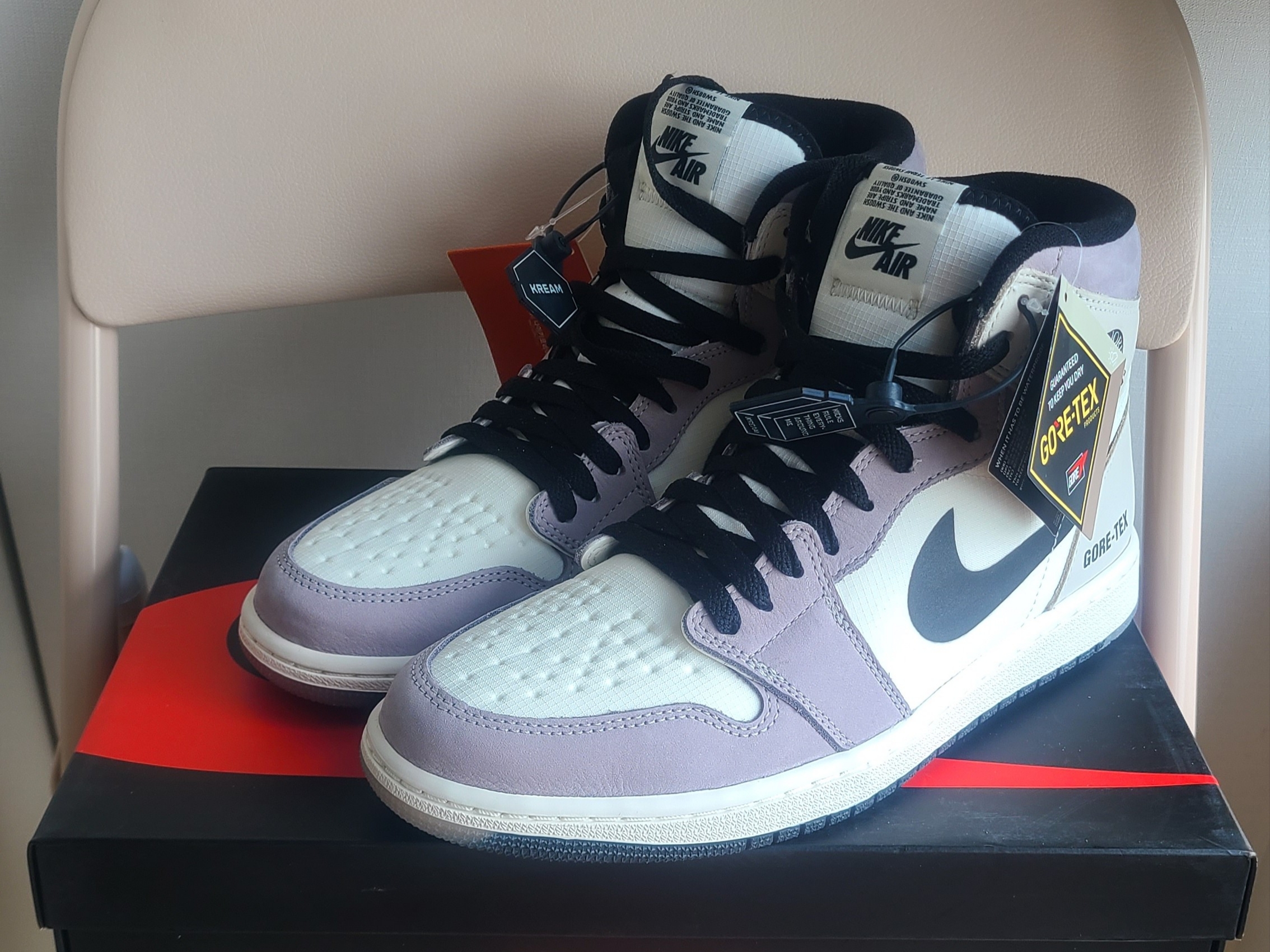 Autry Medalist Low Leather Sneakers White, Jordan 1 Retro High OG Taxi 착용 스타일 - 3