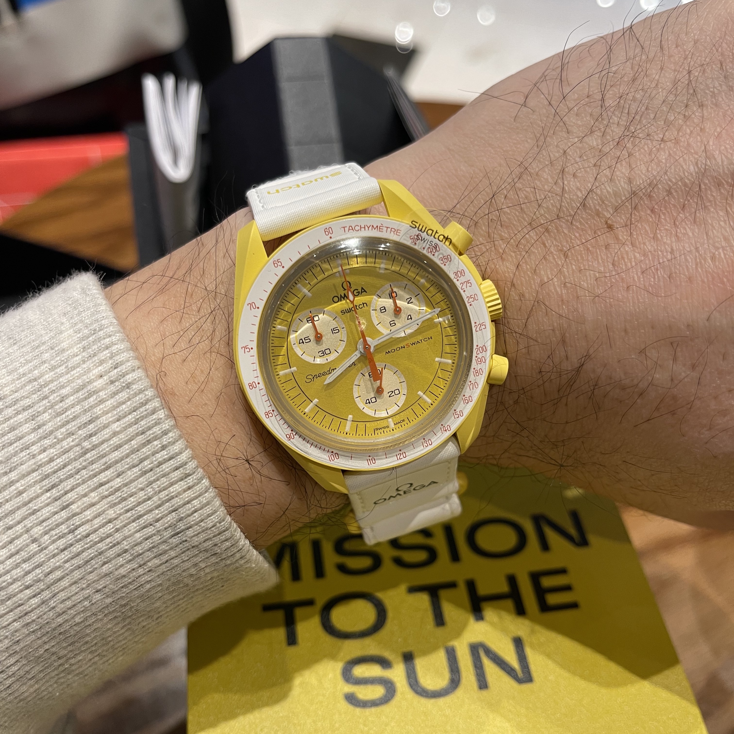 Swatch x Omega Bioceramic MoonSwatch Mission To The Sun 착용 스타일 - 1
