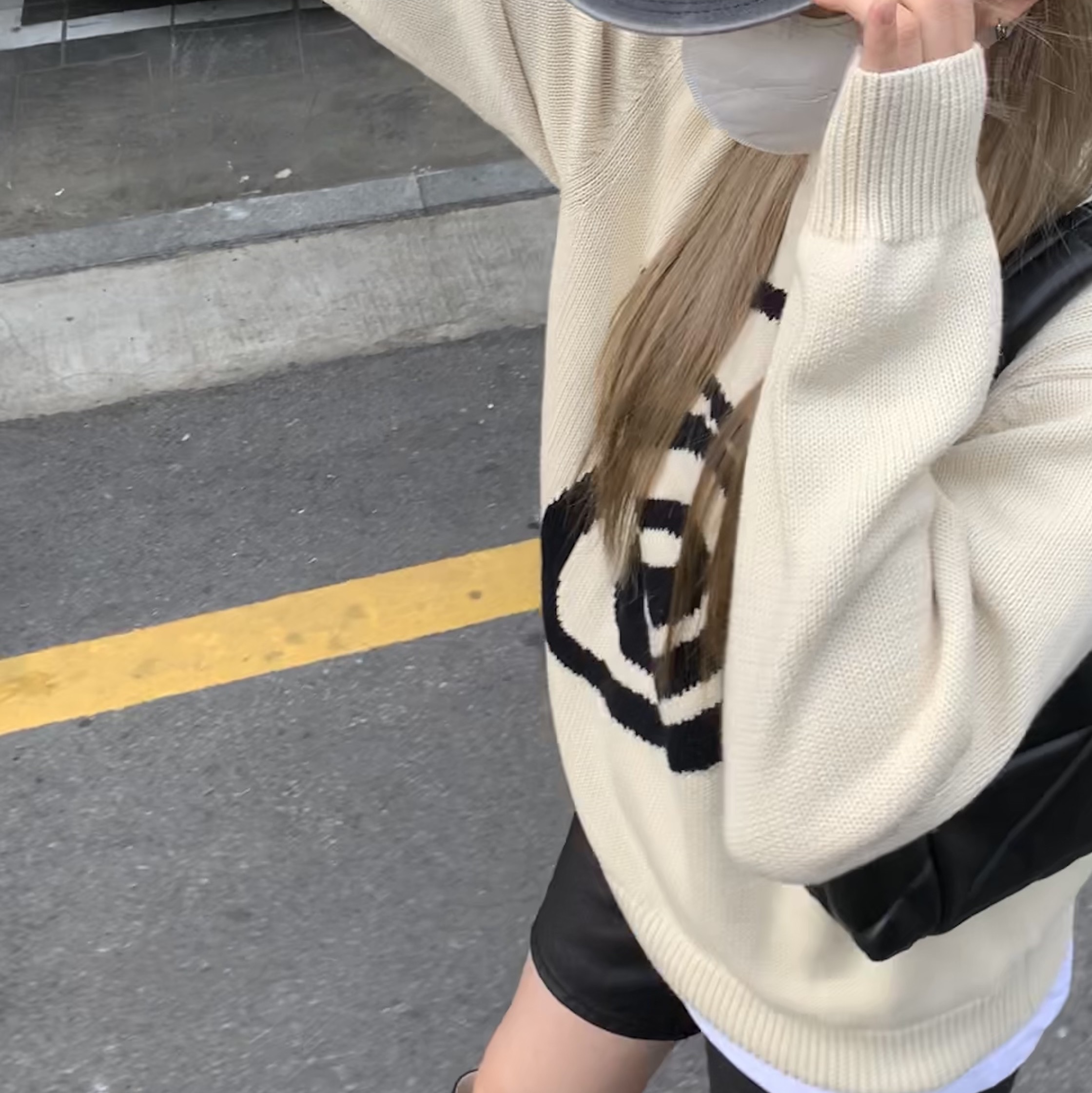 Stussy Curly S Sweater Natural, Gallery Dept. ATK Sun Faded Cap Sun Faded Black 착용 스타일 - 2