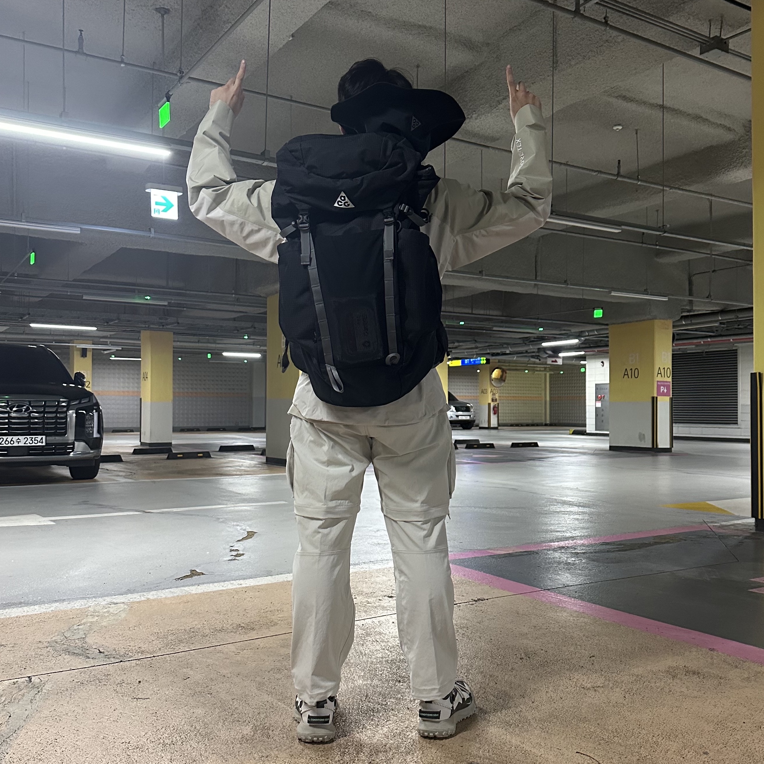 Nike ACG Storm-Fit ADV Chain of Craters Jacket Light Stone - Asia, Nike ACG Mountain Fly Low SE White and Black 착용 스타일 - 2