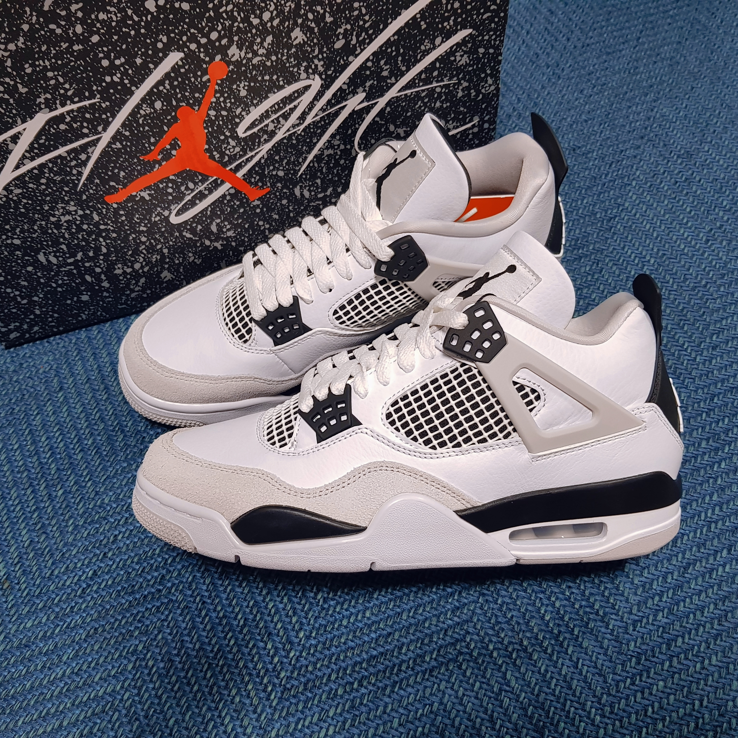 Jordan 4 Retro White and Black 착용 스타일